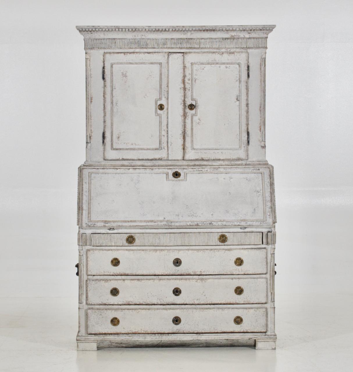 Gustavian two-parts bureau, richly carved, original hardware, lock and handles in both sides, circa 1790 - 1810
Measures: H. 194 H-open. 73 W. 122 D. 53 D-open. 95 D-top. 27 cm
H. 76.3 H-open. 28.7 W. 48 D. 20.8 D-open. 37.4 D-top. 10.6 in.