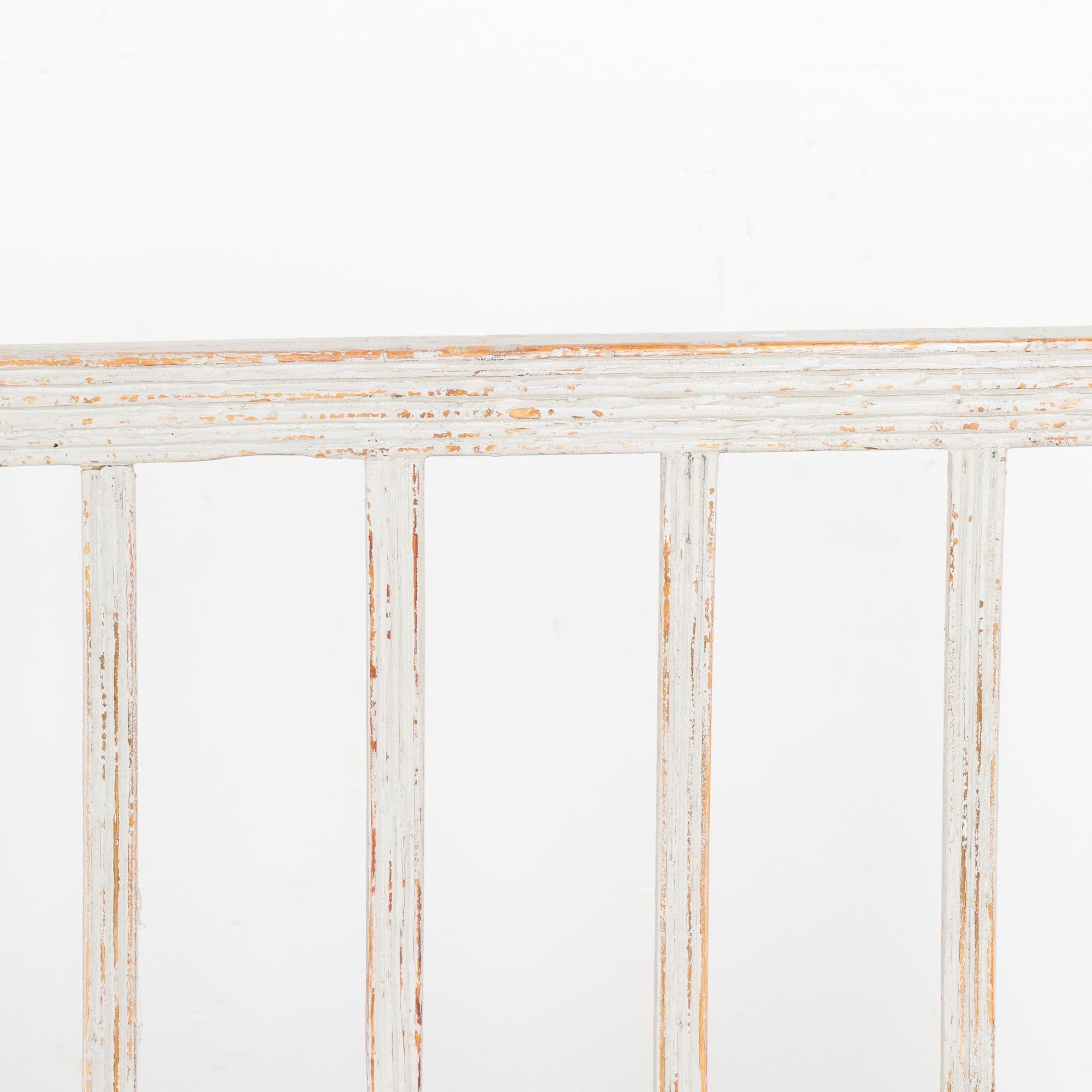 Banc Gustavien peint en blanc, Suède vers 1820 en vente 4