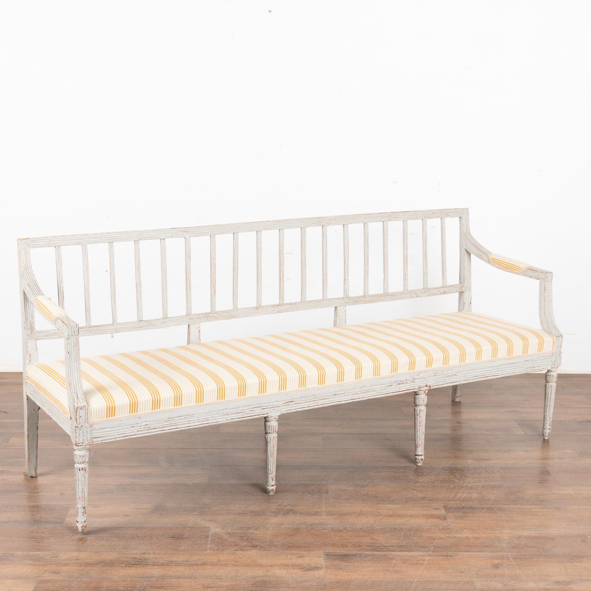 Ce joli banc de 6 pieds de long est un merveilleux exemple de l'artisanat suédois gustavien avec sa jupe et son dossier sculptés et cannelés, reposant sur des pieds tournés et cannelés.
Restauré, puis peint professionnellement dans des tons