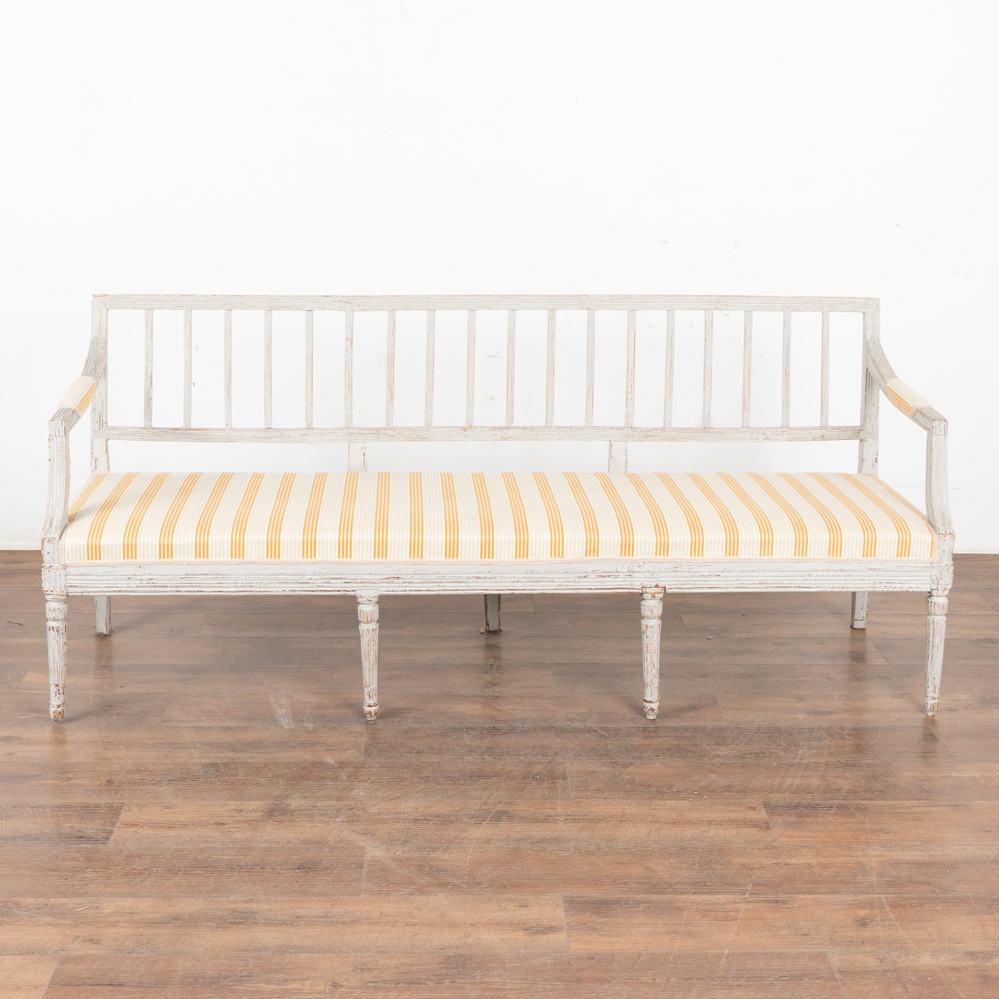 Suédois Banc Gustavien peint en blanc, Suède vers 1820 en vente