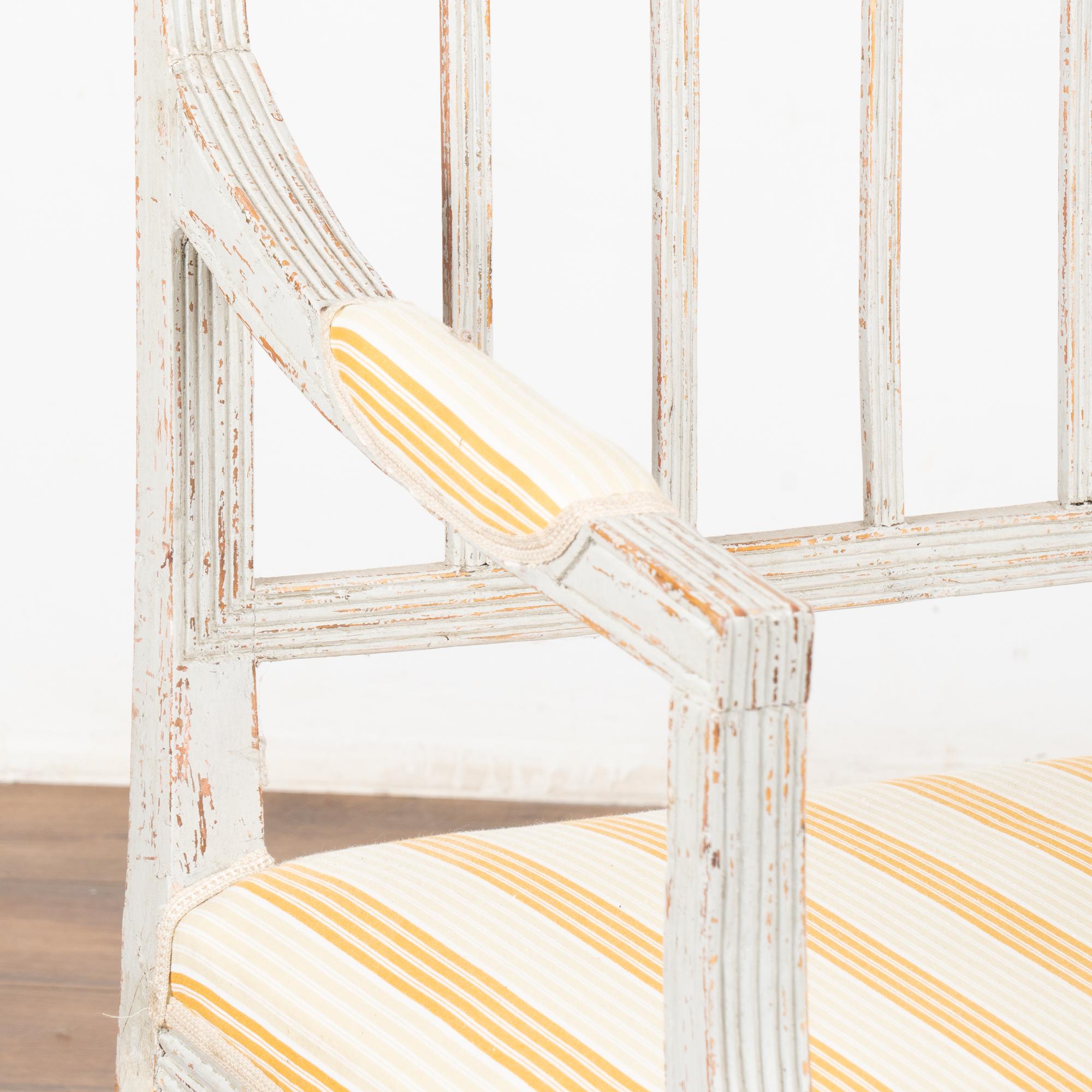 Banc Gustavien peint en blanc, Suède vers 1820 Bon état - En vente à Round Top, TX