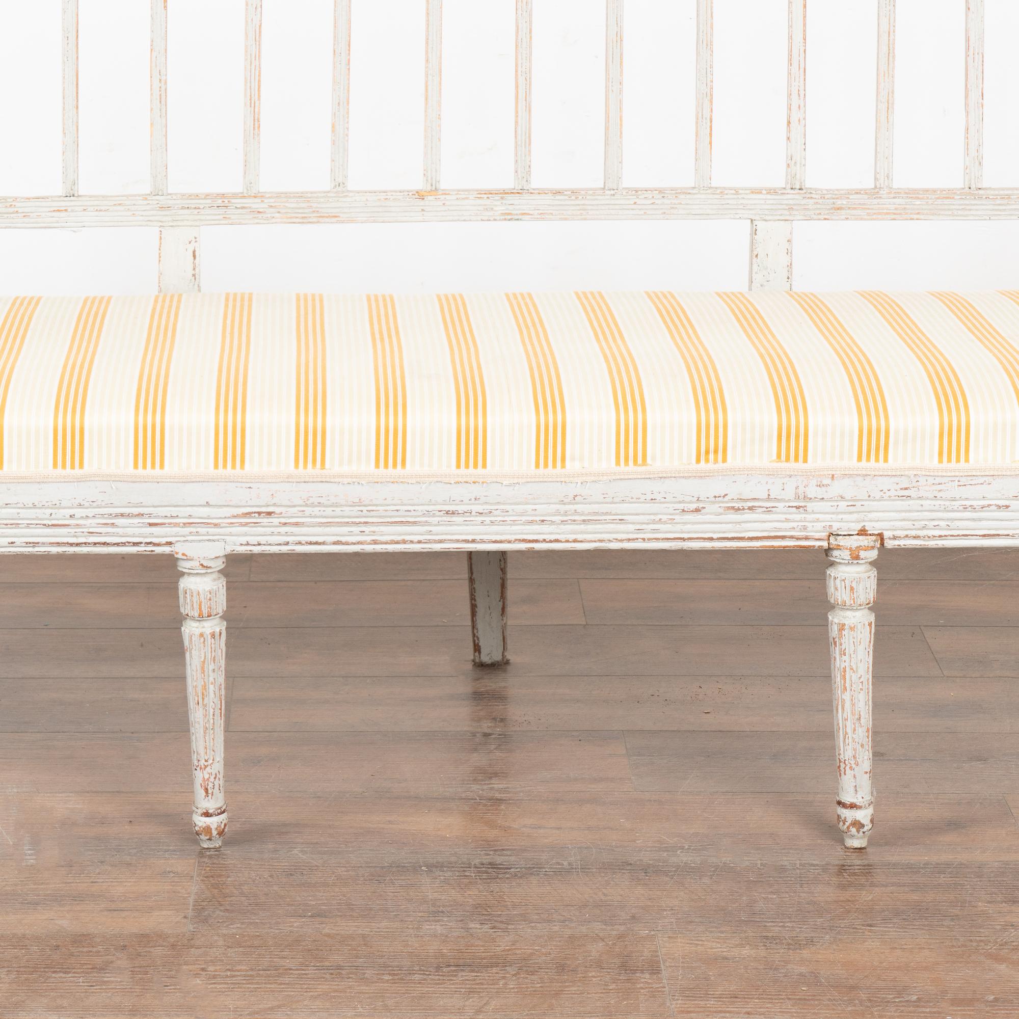Tissu d'ameublement Banc Gustavien peint en blanc, Suède vers 1820 en vente