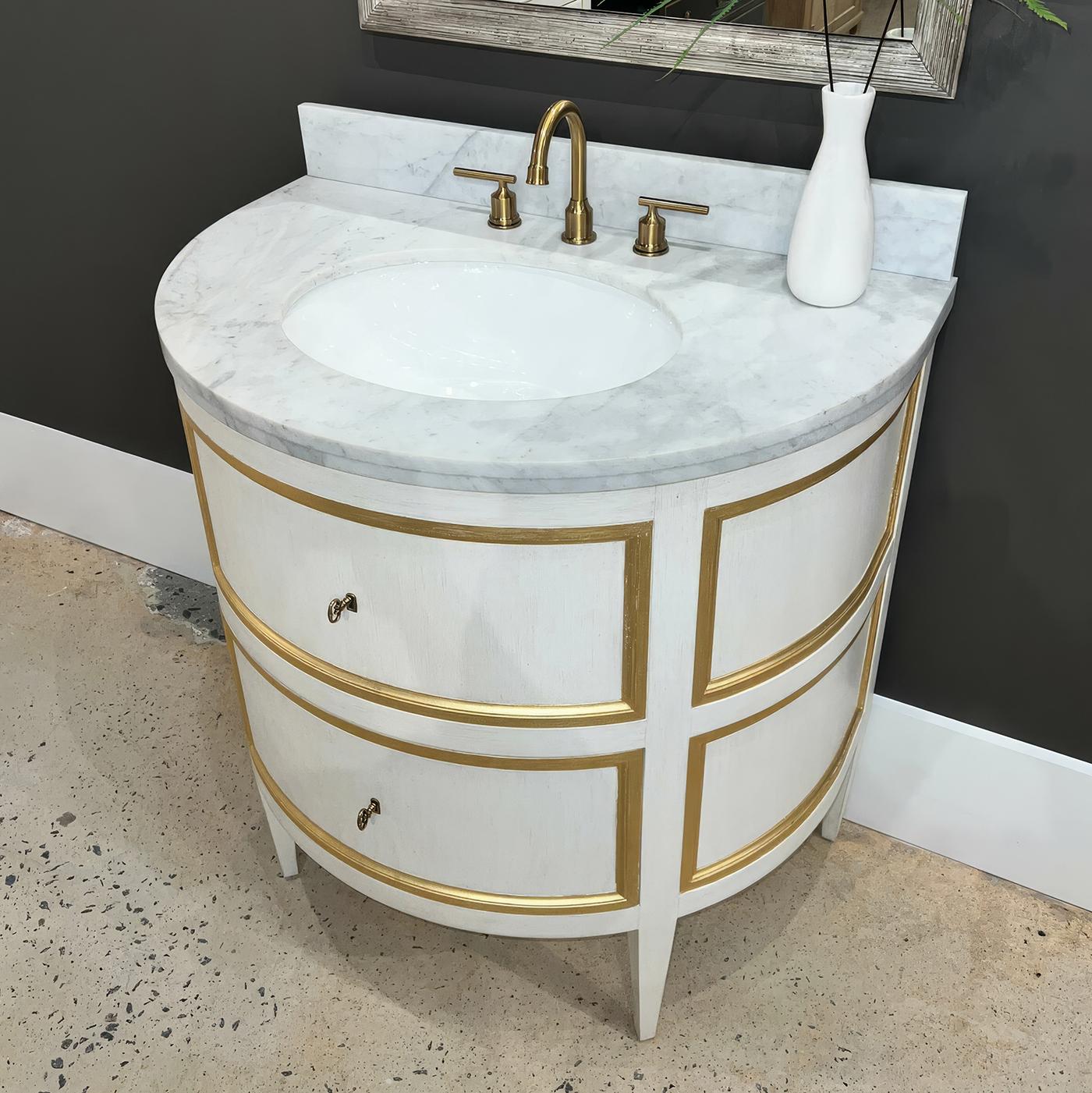 Gustavian Weiß lackierte Marmorplatte Waschtisch (Vietnamesisch) im Angebot