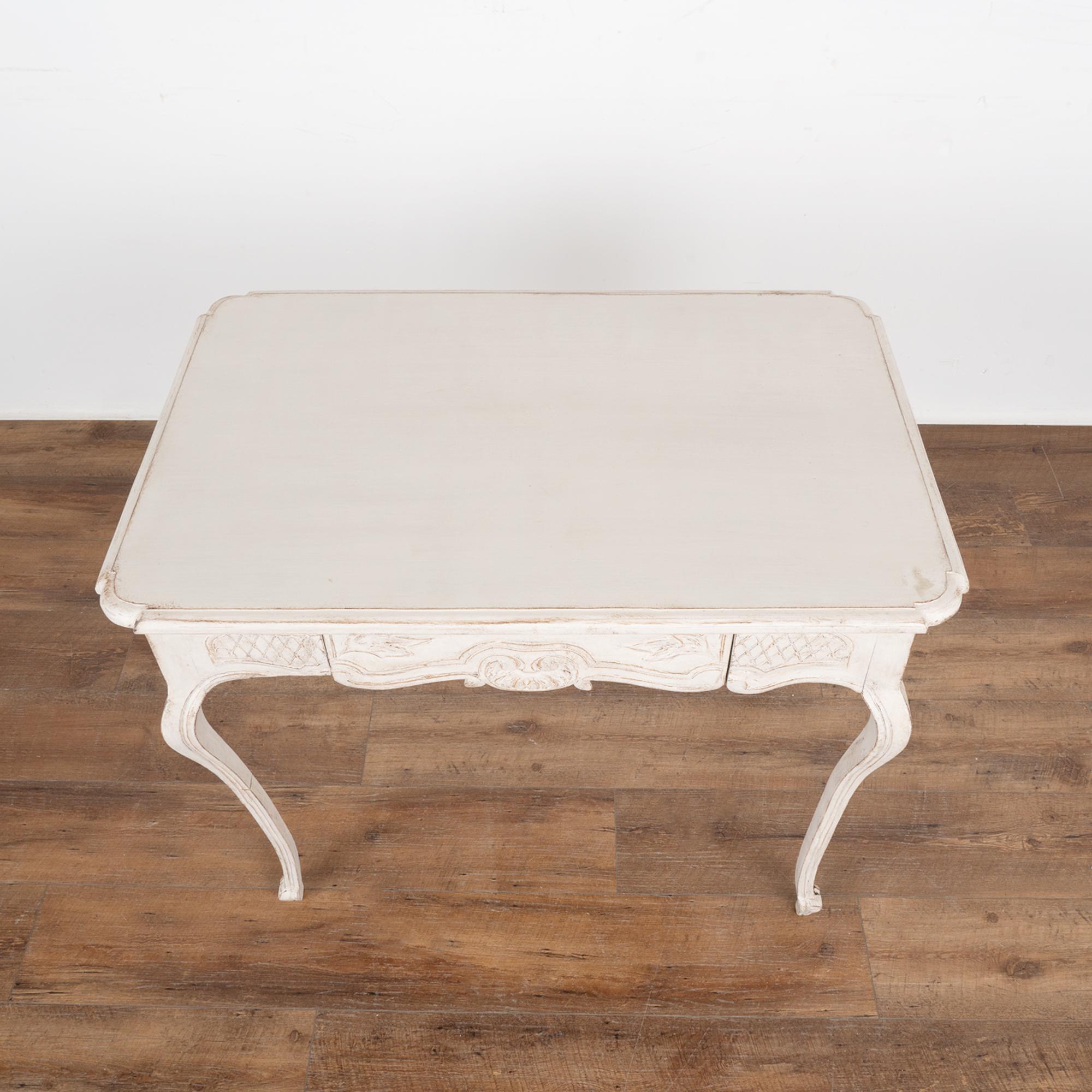 Gustavianischer weiß lackierter Beistelltisch mit Schublade, Schweden um 1820-40 im Zustand „Gut“ im Angebot in Round Top, TX