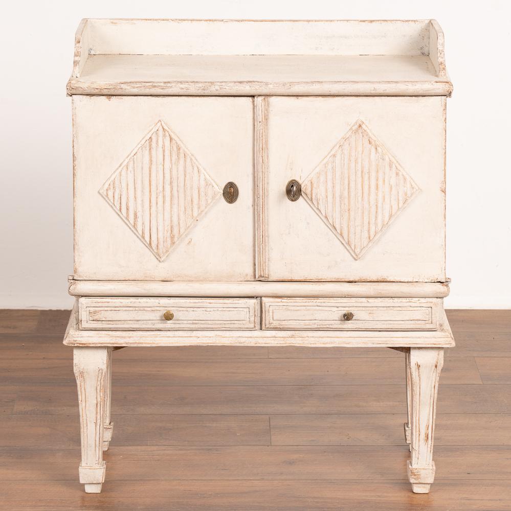 Gustavian White Painted Small Side Table Cabinet, Sweden, circa 1880 In Good Condition In Round Top, TX