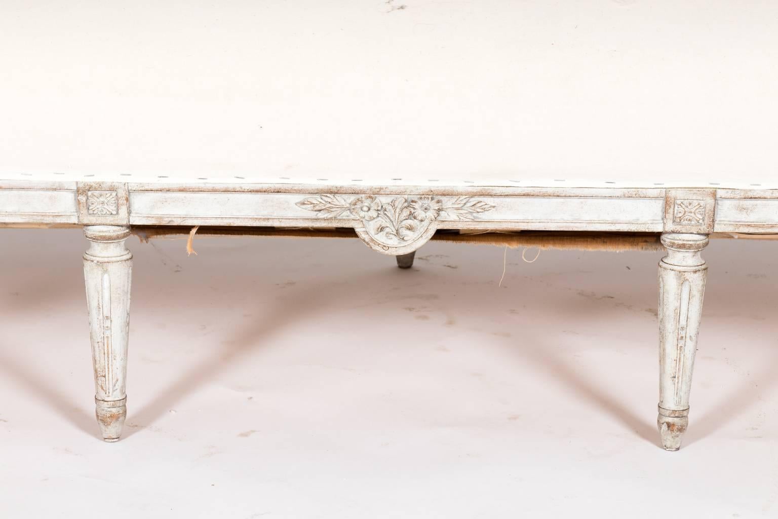 Gustavian White Painted Sofa In Good Condition For Sale In Stamford, CT