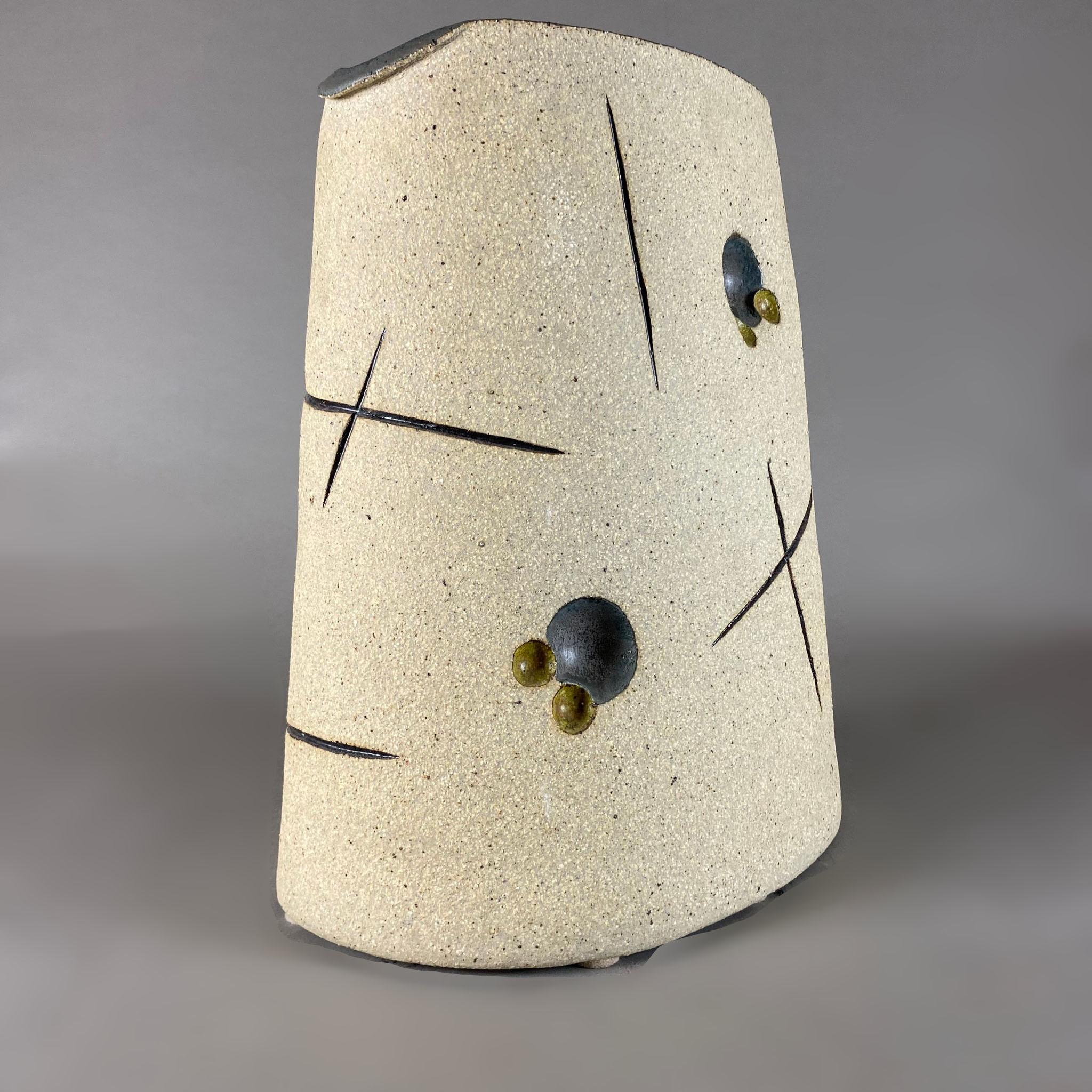 Postmoderne Gustavo Pérez Vase en céramique haute température avec taillades en vente