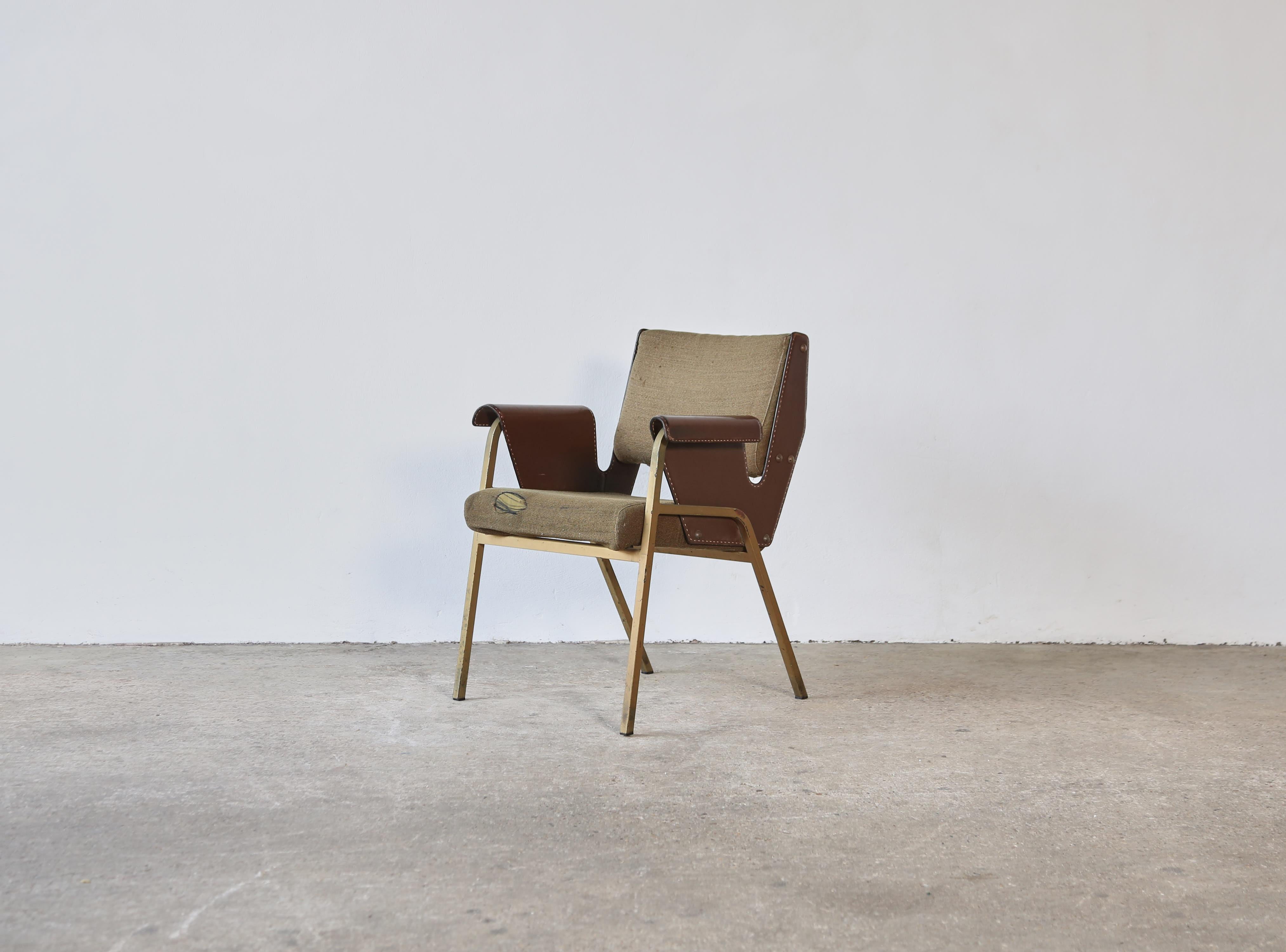 A Gustavo Pulitzer Albenga Chair, for Arflex, Italy, 1950s. This version with a nice rare brass plated frame. The original fabric is worn and requires recovering. Fast shipping worldwide.



   


