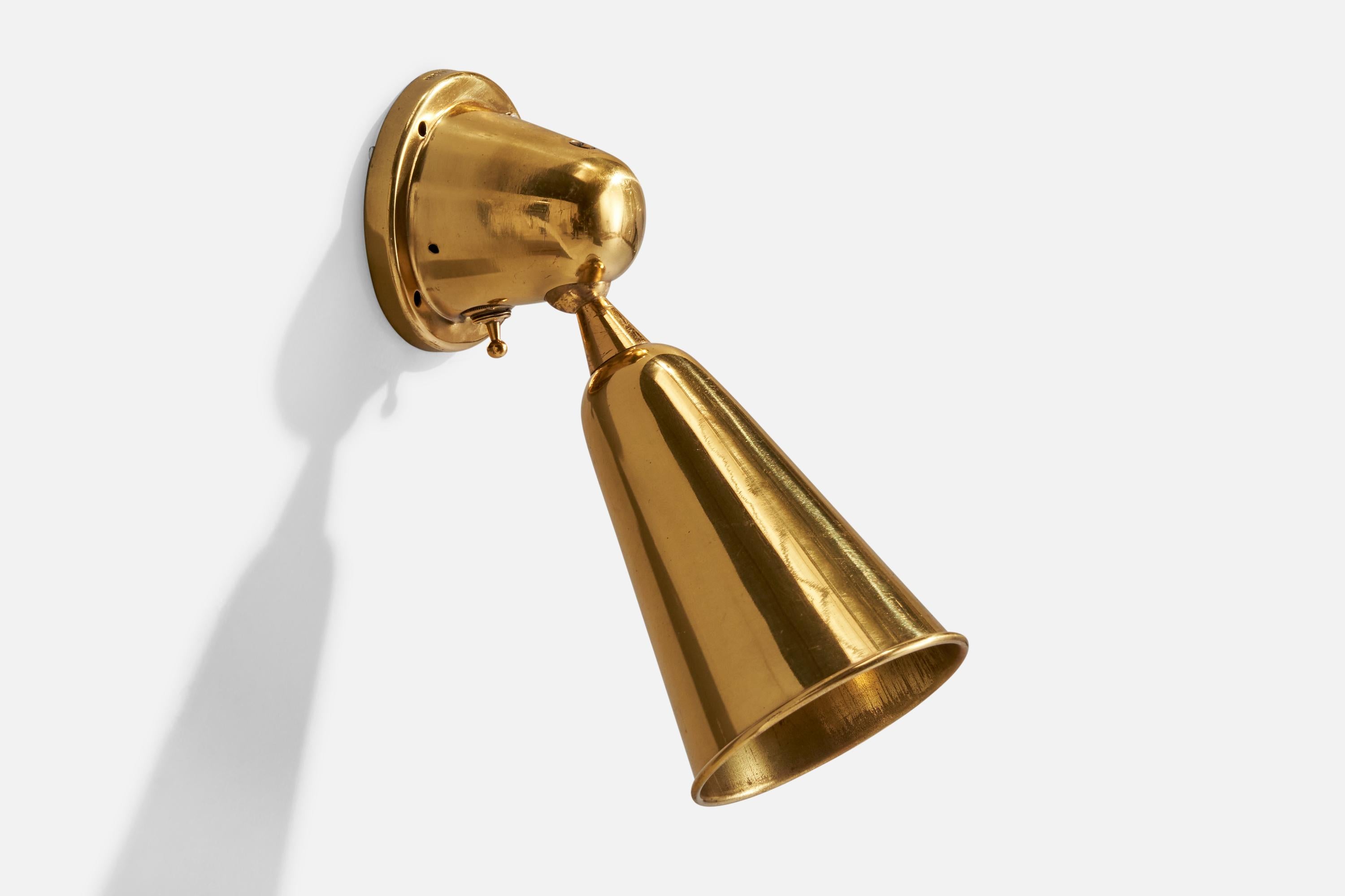 A brass wall light designed by Gustavo Pulitzer Finali for the cabins of SS Andrea Doria, Italy, c. 1950.

Model documented in archival images.

Overall Dimensions (inches): 8 ” H x  3.25” W x  4.675“D

Back Plate Dimensions (Inches):  3.25” H x