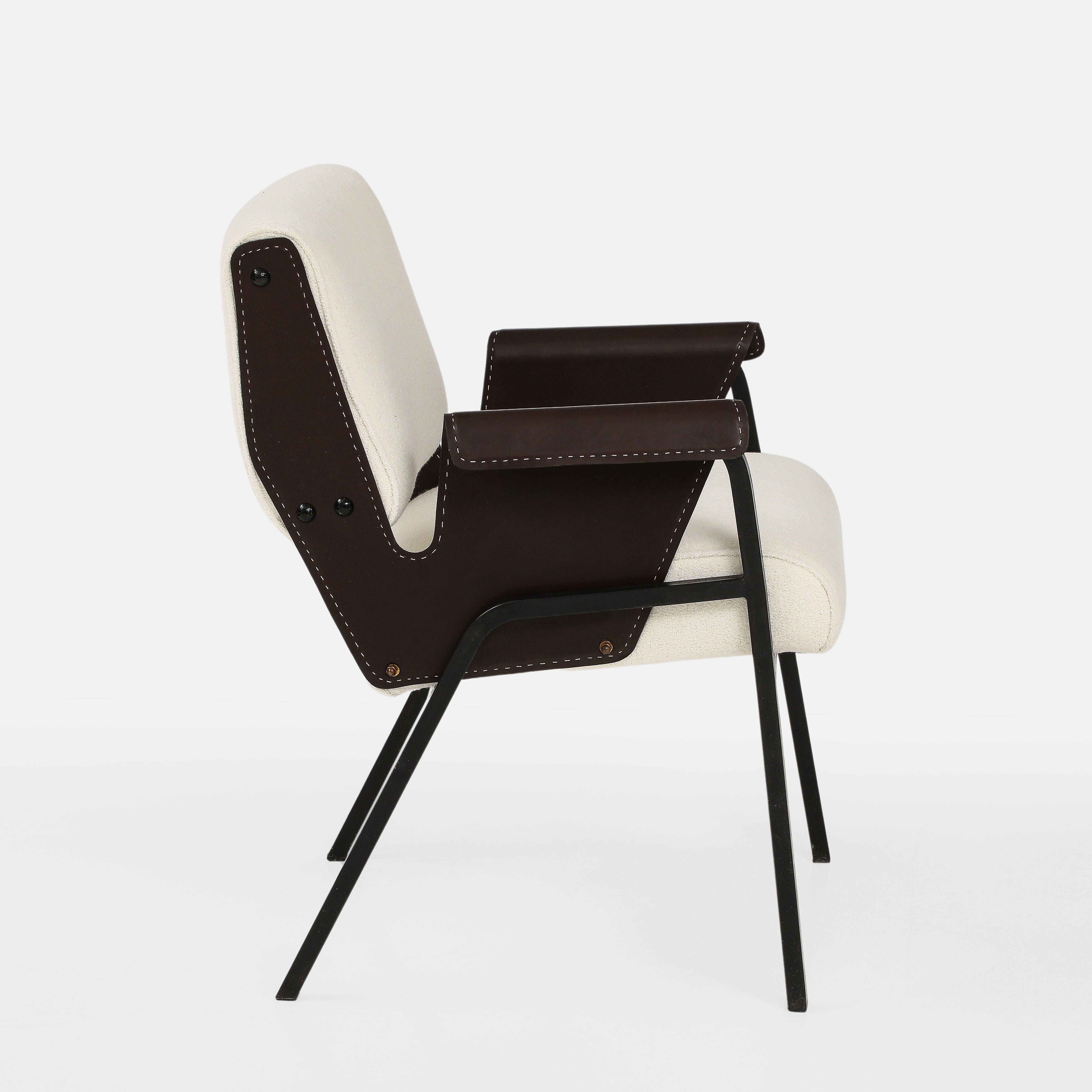 L'architecte et designer italien Gustavo Pulitzer a conçu pour Arflex le fauteuil, la chaise d'appoint ou la chaise de bureau chic et moderniste 'Albenga', avec des côtés en cuir surpiqué chocolat et des accoudoirs arrondis sur une structure en