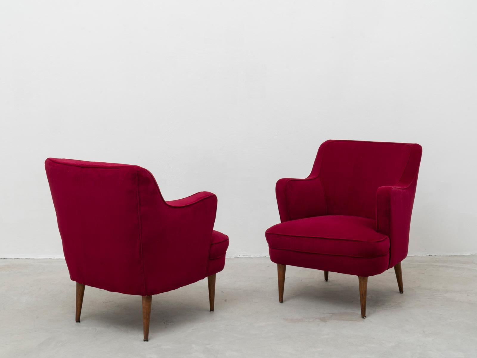 Gustavo Putlitzer Finali Pair of Crimson Velvet Midcentury Armchairs for Cassina In Good Condition For Sale In Milan, Italy