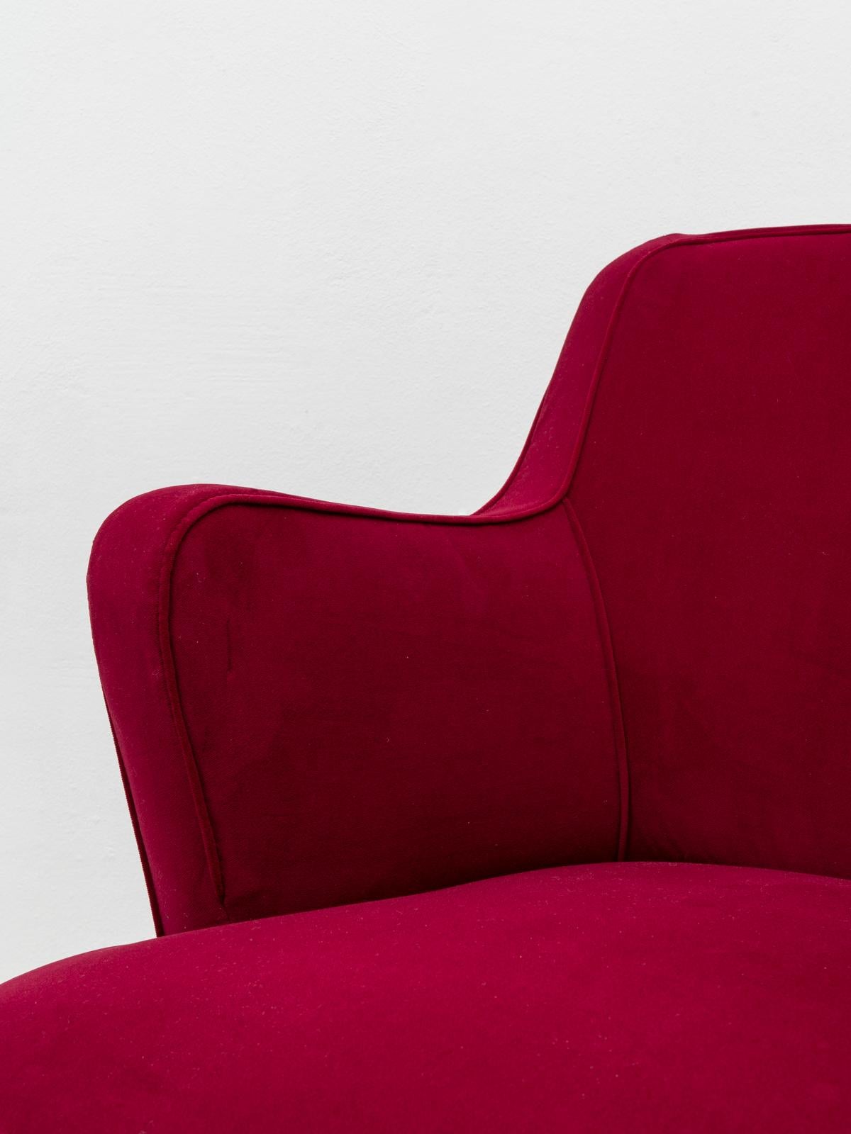 Gustavo Putlitzer Finali Pair of Crimson Velvet Midcentury Armchairs for Cassina For Sale 1
