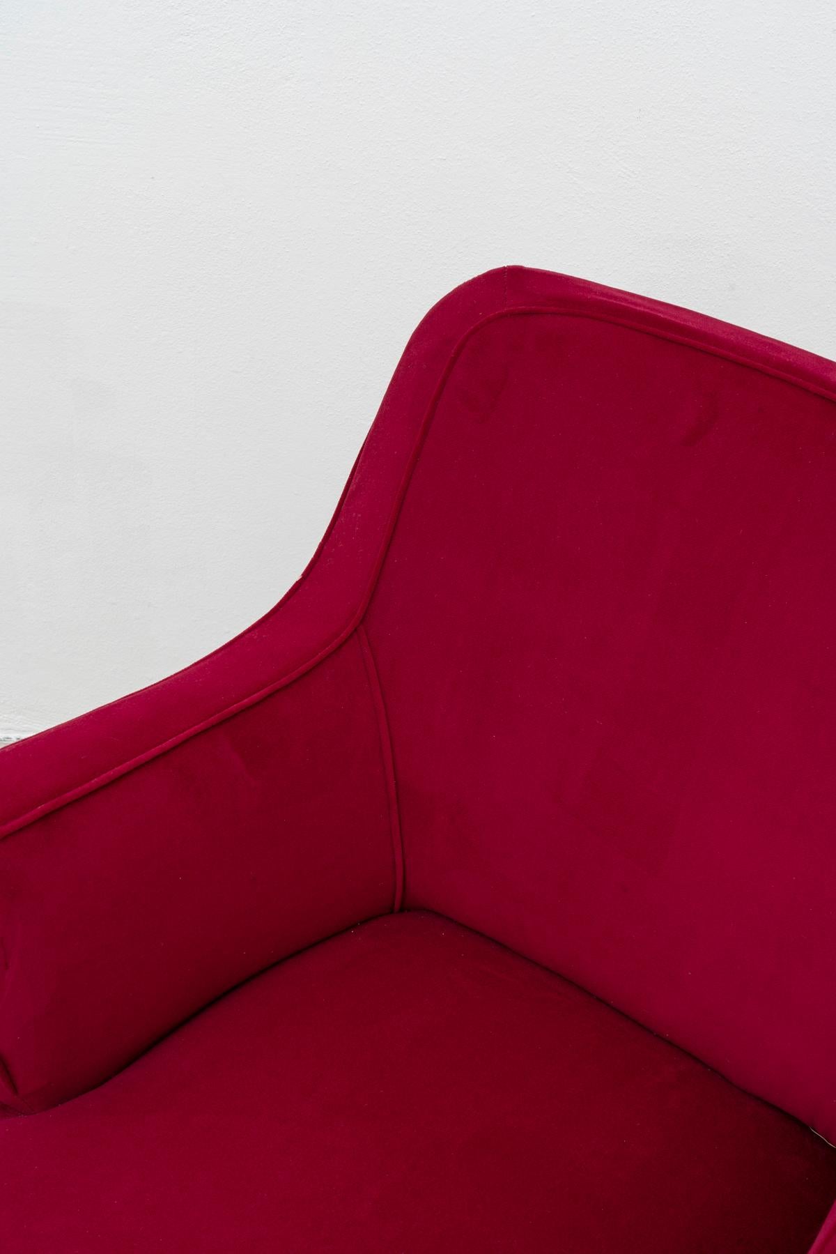 Gustavo Putlitzer Finali Pair of Crimson Velvet Midcentury Armchairs for Cassina For Sale 3