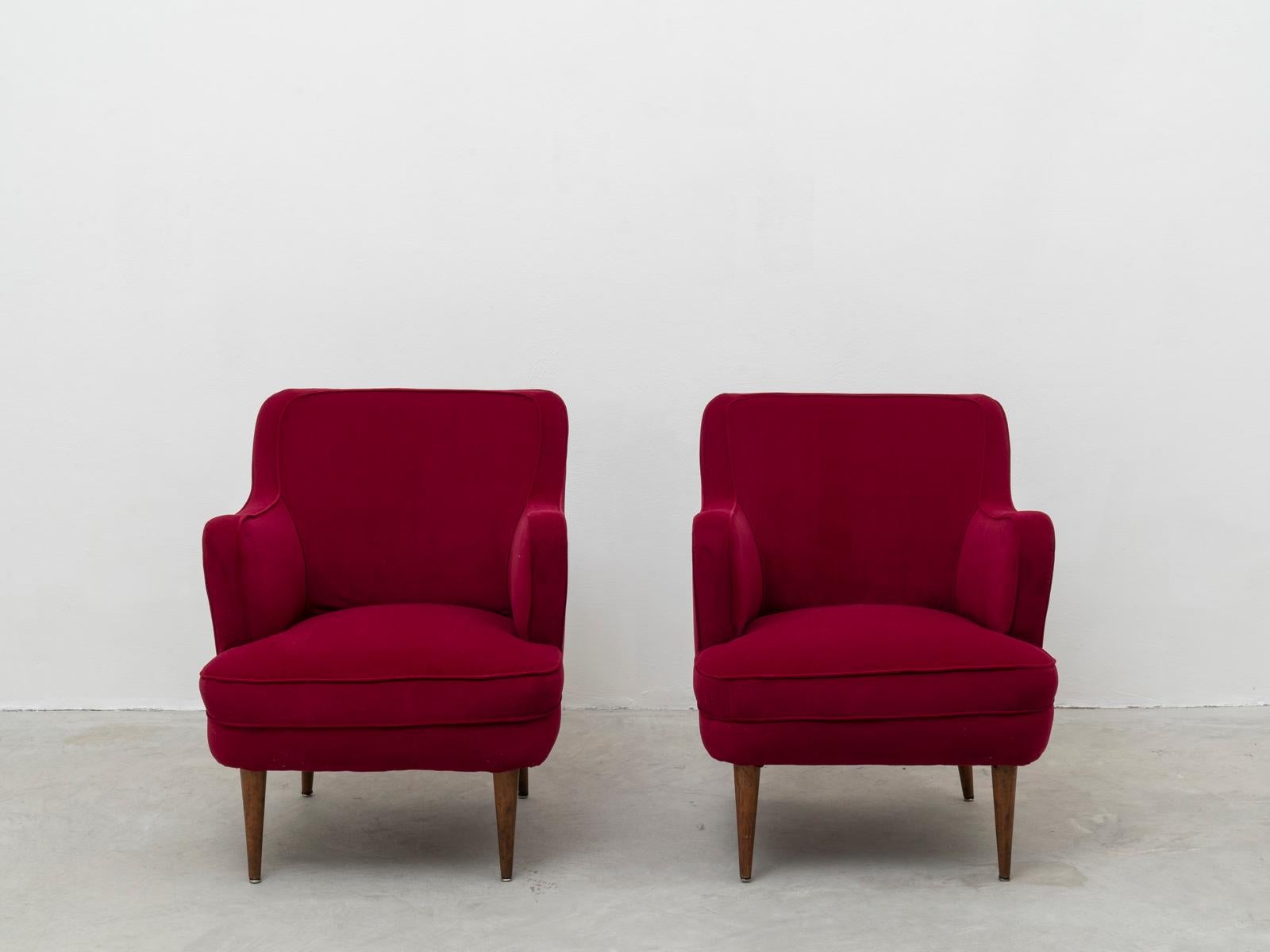 This pair of armchairs was designed by Italian architect Gustavo Pulitzer Finali for Cassina in 1954-1955. Pulitzer Finali, a peer of Gio Ponti and Antonio Cassi Ramelli renown for his nautical furnishing, has used this model to furnish the lounge