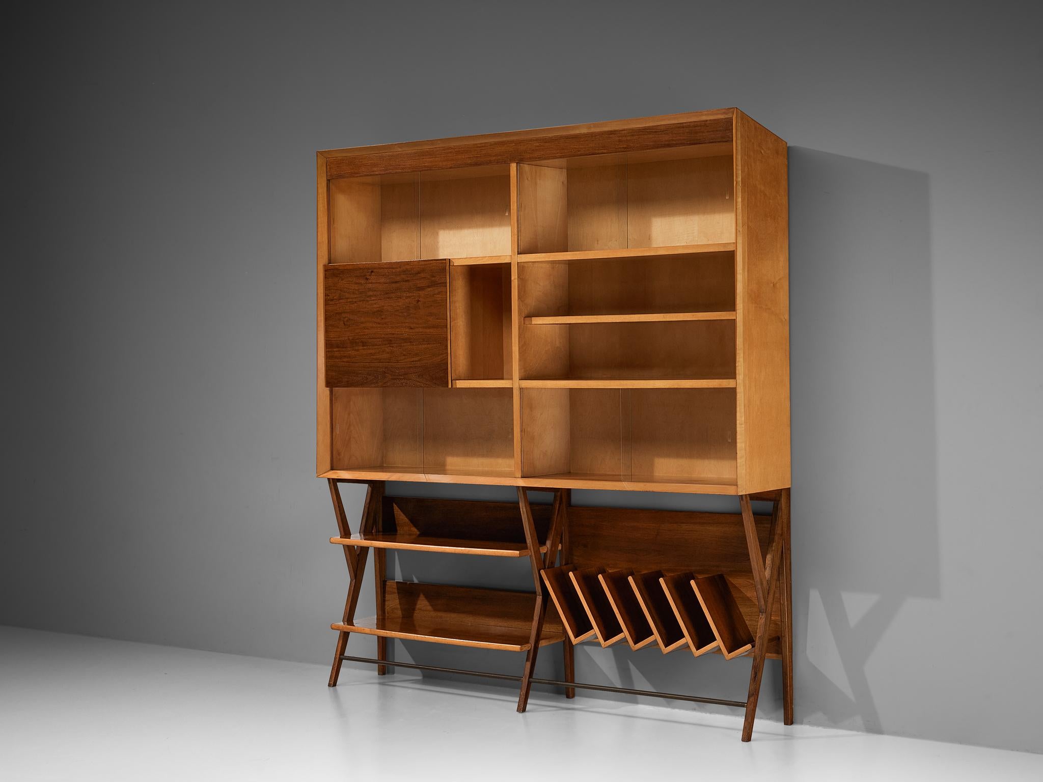 Gustavo & Vito Latis, highboard or showcase library, maple, walnut, glass, brass, Italy, circa 1960

Beautiful showcase made in Italy in the 1960s. Executed in maple and walnut, this piece is elevated by the beautiful mixed materials they are made