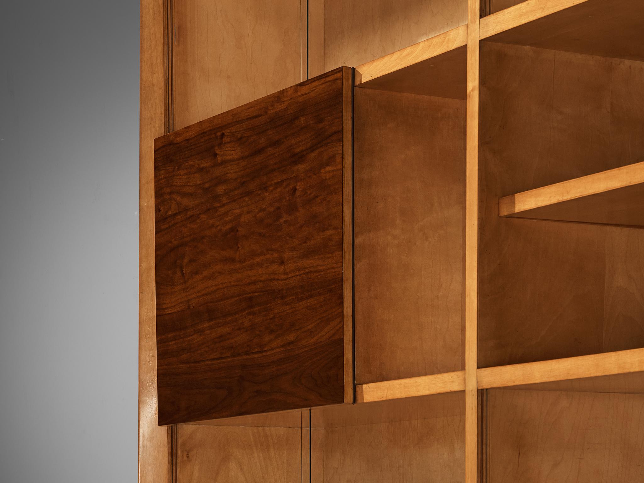 Mid-Century Modern Italian Wall Unit in Maple and Walnut For Sale 2