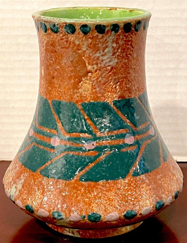 Gustavsberg, Jugendstil-Schillernde Vase, signiert, 1904
Schweden, 1904

Eine exquisite schillernde Gustavsberg Jugendstilvase aus dem Jahr 1904, aus Schweden. Mit einer Höhe von 6,75 cm und einem Durchmesser von 6 cm besticht sie durch ihre