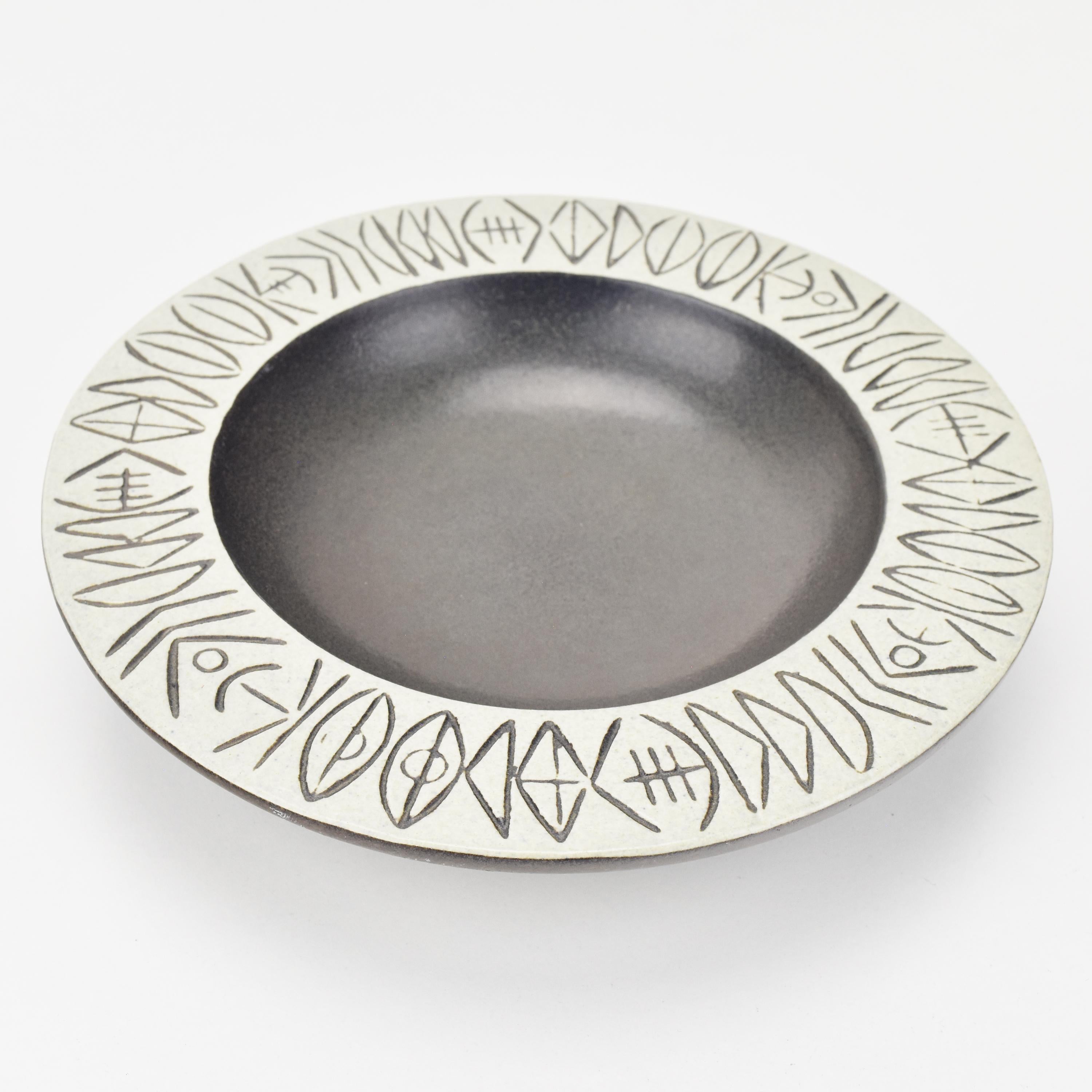 Lisa Larson Gustavsberg Paloma Stoneware Bowl

Revive the charm of yesteryears in your home or office with the Lisa Larson Gustavsberg Paloma stoneware bowl. 

Designed by the renowned Lisa Larsson in Sweden, this Paloma pattern Gustavsberg bowl,