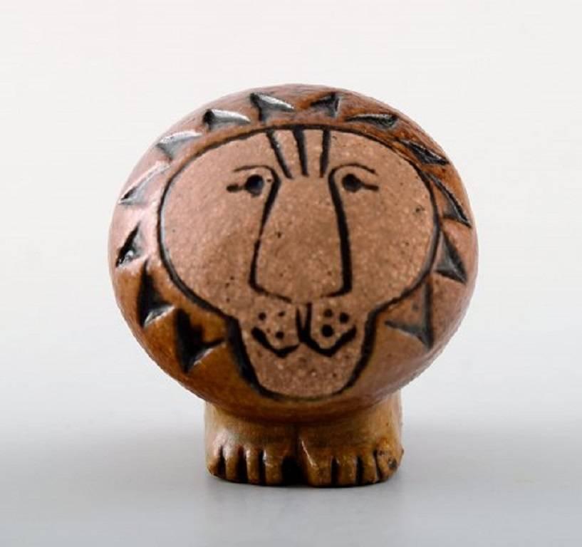 Gustavsberg - Poterie Lisa Larson, Trois Lions.
Lisa Larson est une céramiste suédoise qui a débuté à la manufacture de porcelaine de Gustavsberg en 1953. Lisa Larson est surtout connue pour ses personnages humoristiques et sympathiques.
Mesures :