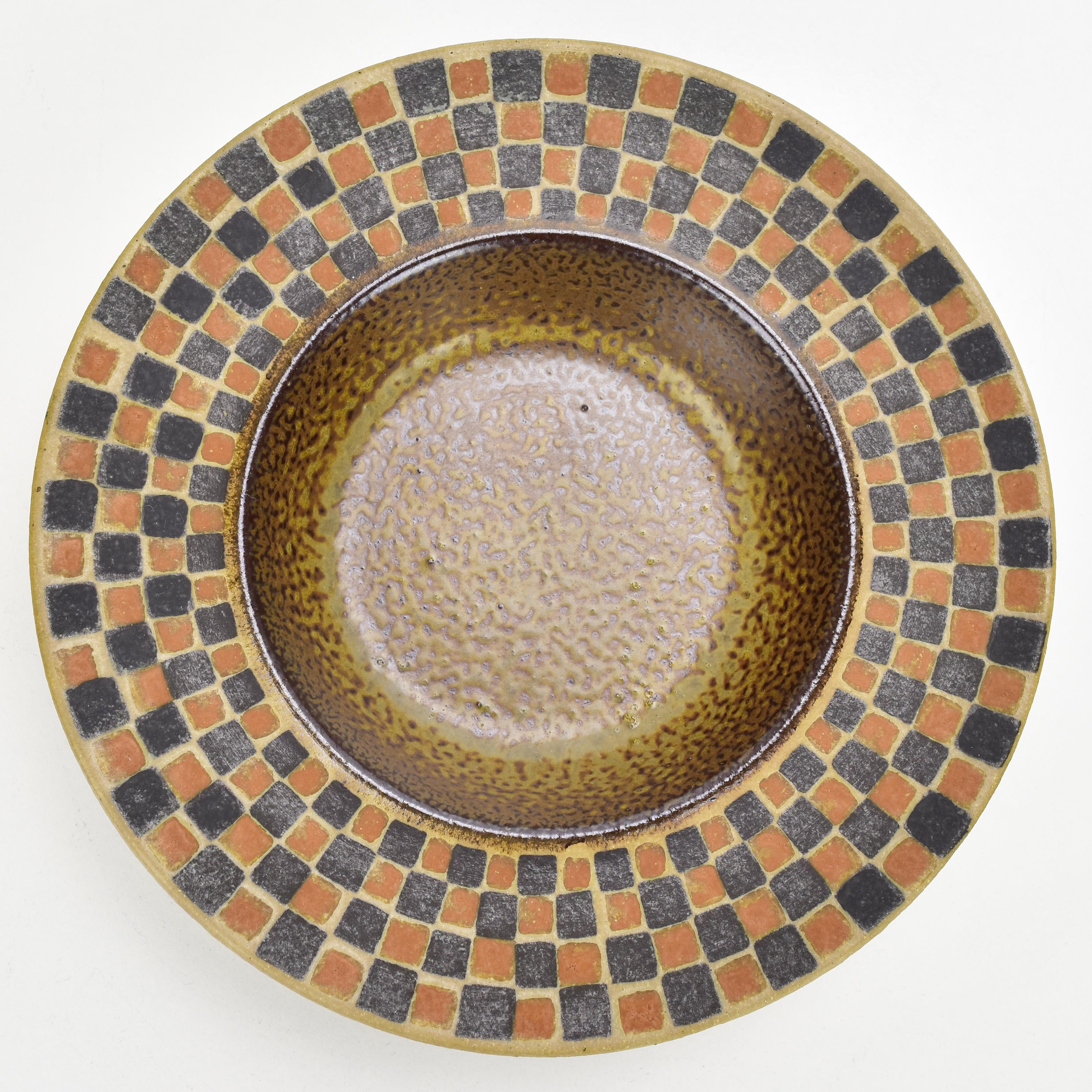 Stig Lindberg Silur Stoneware Bowl

Designed by the renowned Sig Lindberg in Sweden, this Silur pattern Gustavsberg bowl, made from high-quality glazed stoneware, effortlessly combines functionality as a vide poche with its role as a captivating