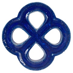 Gustavsberg. Relieve mural de gres de forma orgánica. Esmalte azul profundo. 1960s