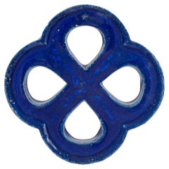 Gustavsberg. Relieve mural de gres de forma orgánica. Esmalte azul profundo. 1960s