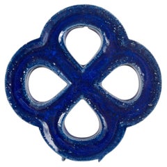 Gustavsberg. Relieve mural de gres de forma orgánica. Esmalte azul profundo. 1960s