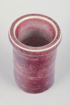 Studio Gustavsberg. Vase en céramique recouvert d'un émail expérimental rose-violet.