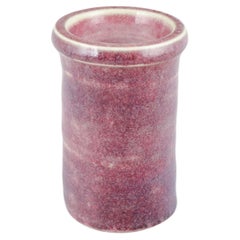 Studio Gustavsberg. Vase en céramique recouvert d'un émail expérimental rose-violet.