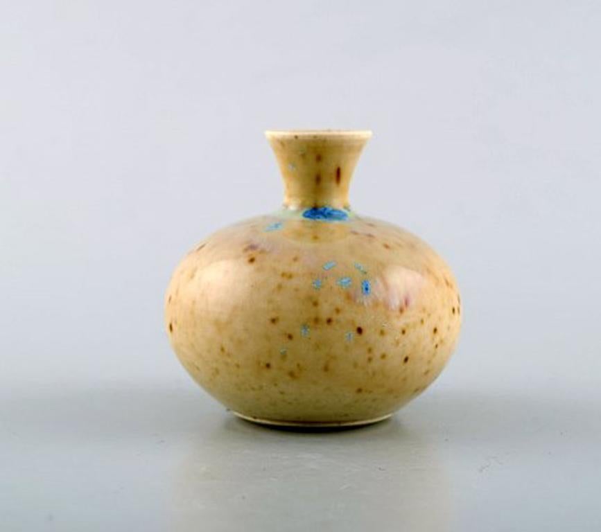 Gustavsberg Studio Hand. Miniature vase. Beautiful glaze in bright earth shades with turquoise touch, circa 1980.
Measures: 6 x 6 cm.
In perfect condition.
Stamped.