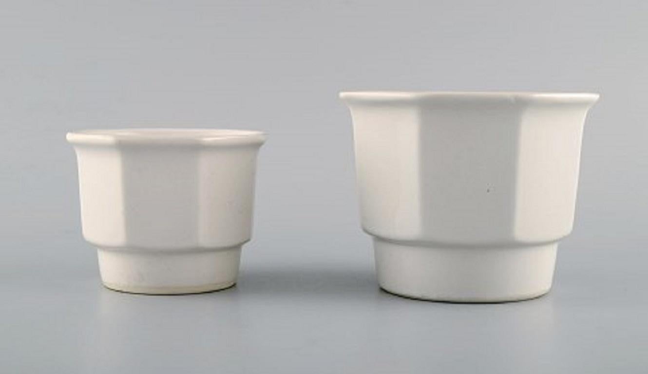 Gustavsberg, Svezia. Tre coprivaso in gres smaltato bianco, anni '70.
Misure più grandi: 16,5 x 13 cm.
In ottime condizioni.
Timbrato.