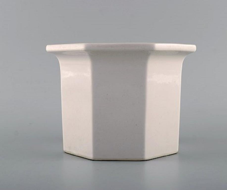 Gustavsberg, Sweden. Three flower pot covers in white glazed stoneware. 1970s.
Largest measures: 16.5 x 11,5 cm.
In excellent condition.
Stamped.