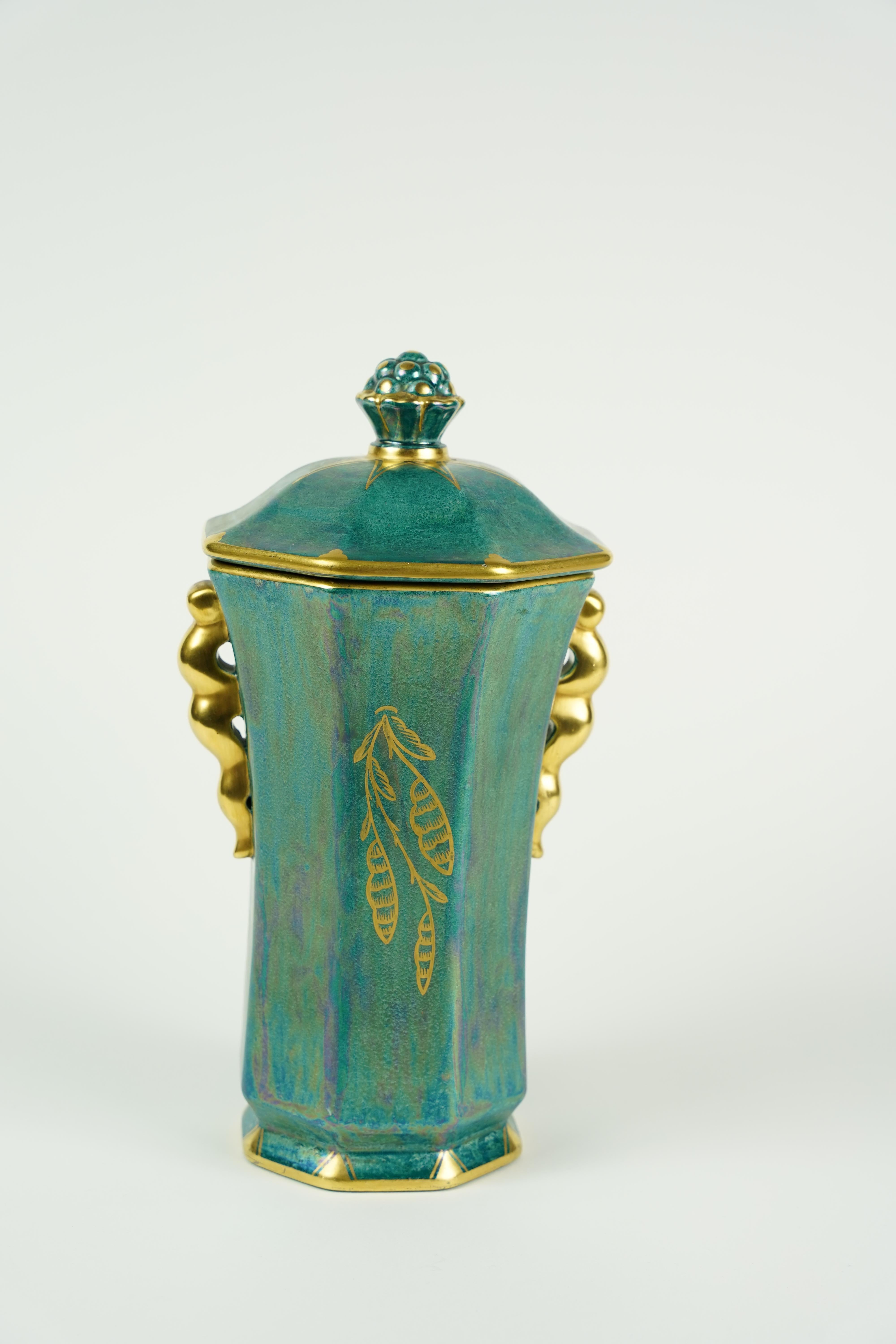 Urna in ceramica verde di Josef Ekberg Gustavsberg, Svezia 1930 in ottime condizioni color quarzo con manici dorati. 
La superficie ha un gioco di colori come una perla.

