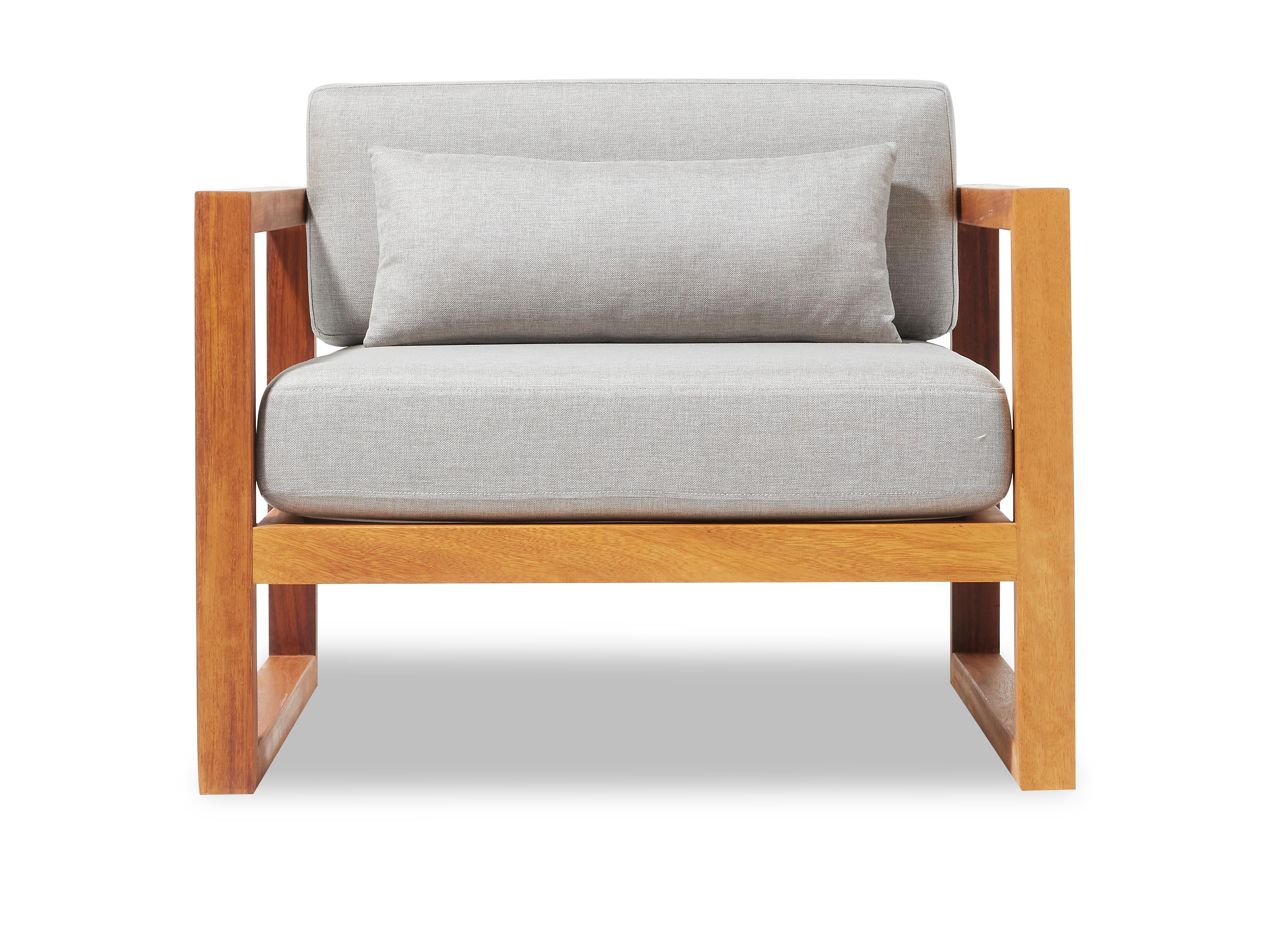 Fabriqué pour une élégance extérieure durable, le fauteuil Gusto apporte une simplicité architecturale et un confort robuste à tout jardin, terrasse ou véranda. Fabriquée en bois d'Iroko de première qualité, cette chaise est naturellement résistante