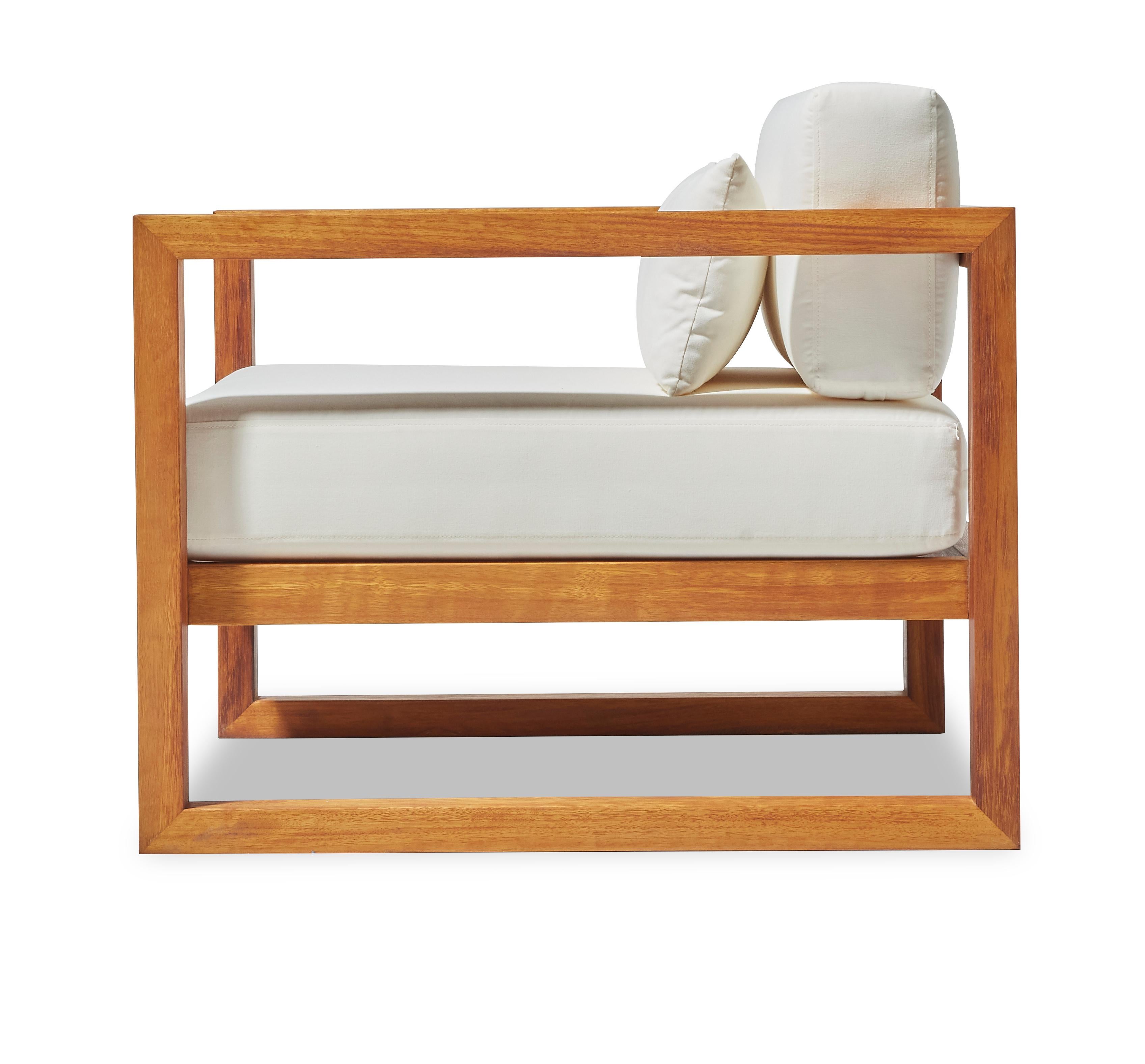 Sillón de exterior GUSTO de tela blanca hidrófuga y madera maciza de iroko Moderno en venta