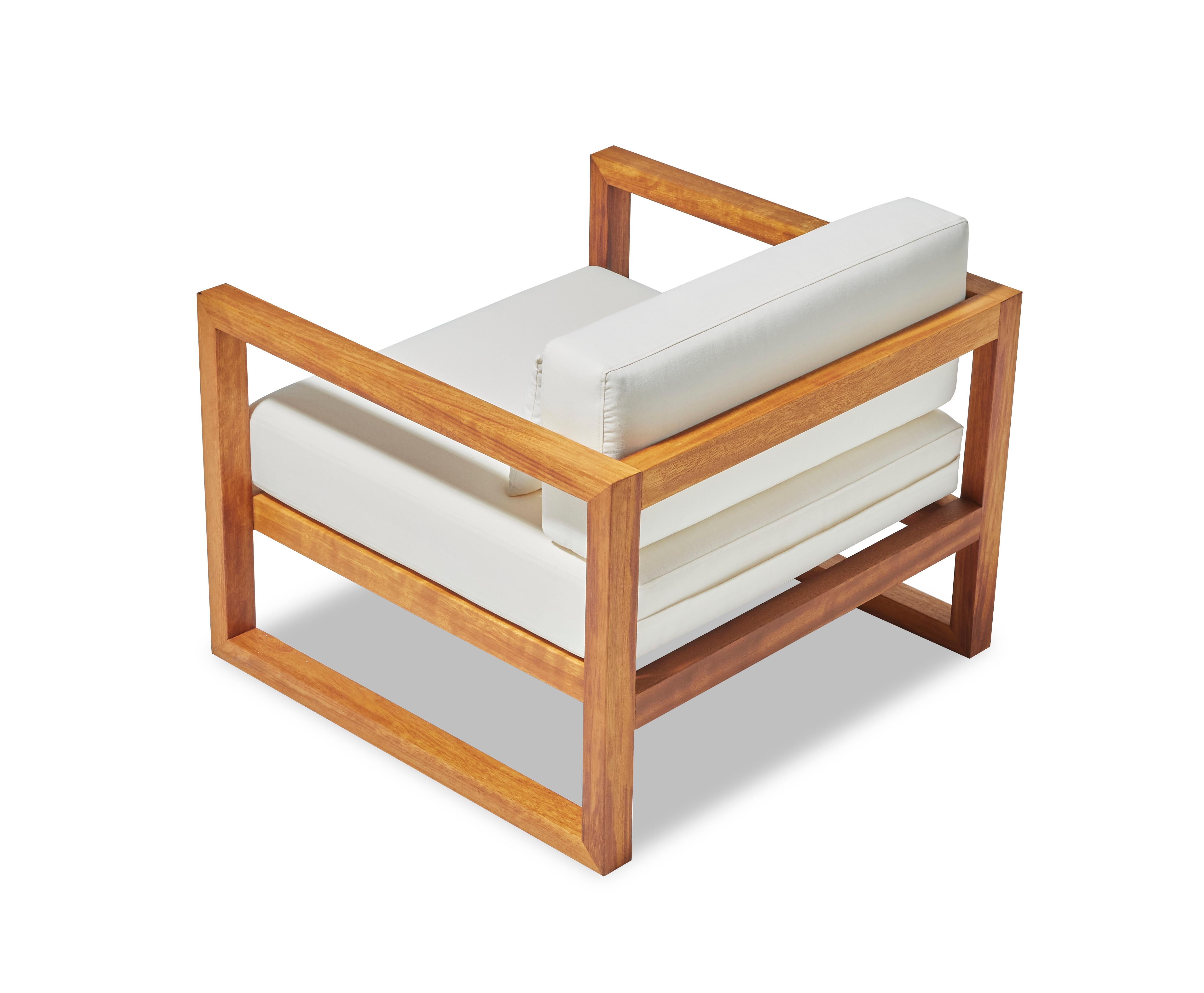 Sillón de exterior GUSTO de tela blanca hidrófuga y madera maciza de iroko Hecho a mano en venta