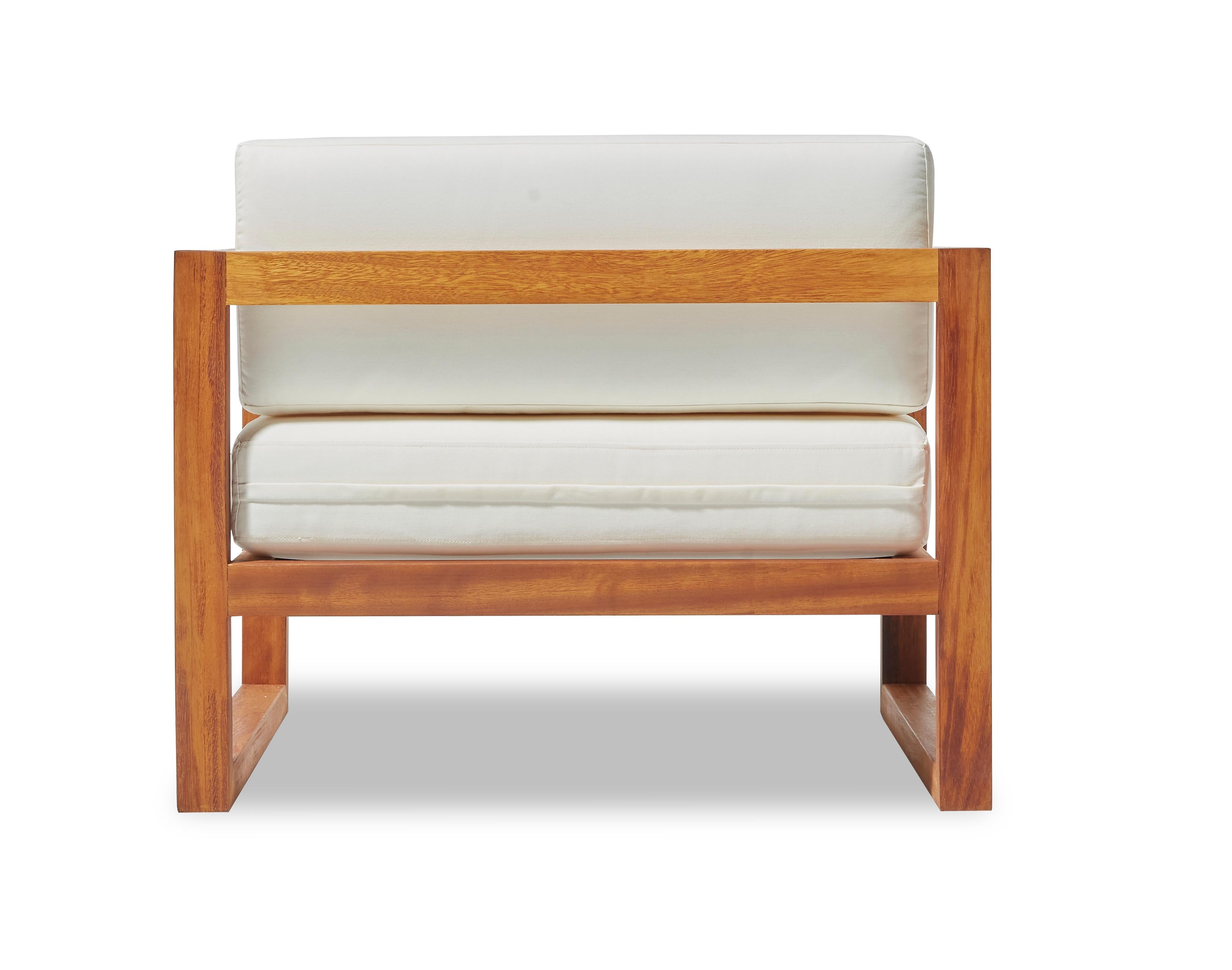 Sillón de exterior GUSTO de tela blanca hidrófuga y madera maciza de iroko en Nuevo estado para la venta en Miami, FL