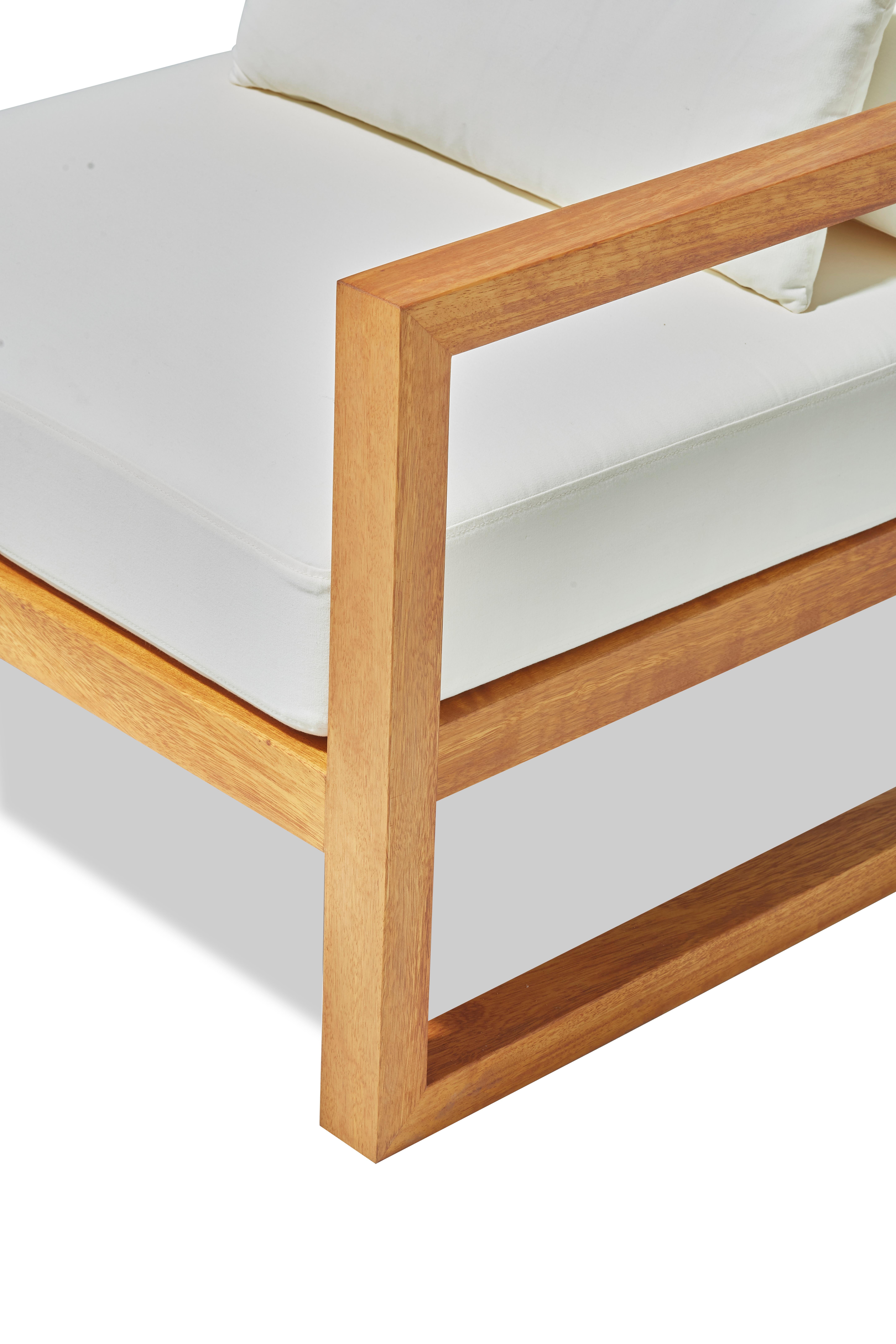 Sillón de exterior GUSTO de tela blanca hidrófuga y madera maciza de iroko Siglo XXI y contemporáneo en venta