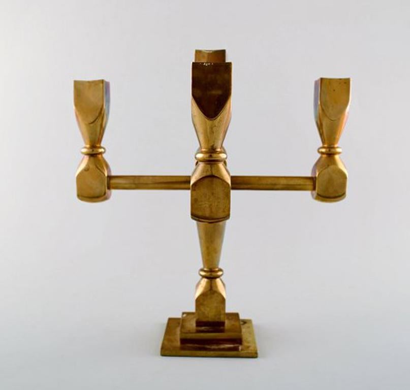 Gusum metal, candlestick of brass for five lights.
Swedish design.
Measures: 23.5 cm. x 22 cm.
In perfect condition.