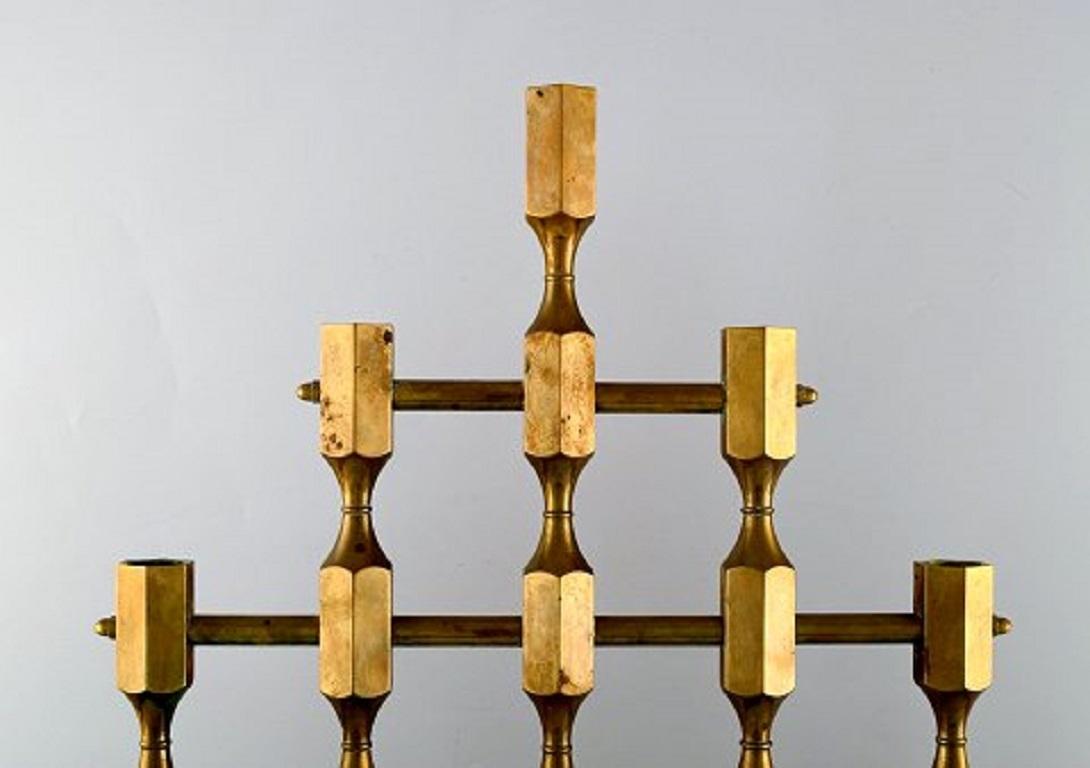 Gusum metal. Raro candelabro grande de latón para siete luces. Diseño sueco
Medidas: 57 x 50,5 cm.
En muy buen estado.
Sellado.