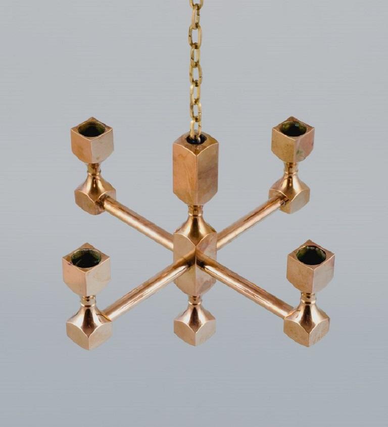 Gusum Metall, Sweden. Chandelier in solid brass for four candles.
Swedish design.
Approx.1970s.
Signed at the top.
Perfect condition.
Dimensions: H 20.0 (excluding chain) D 25.0 cm.
Chain measures approximate 118 cm.