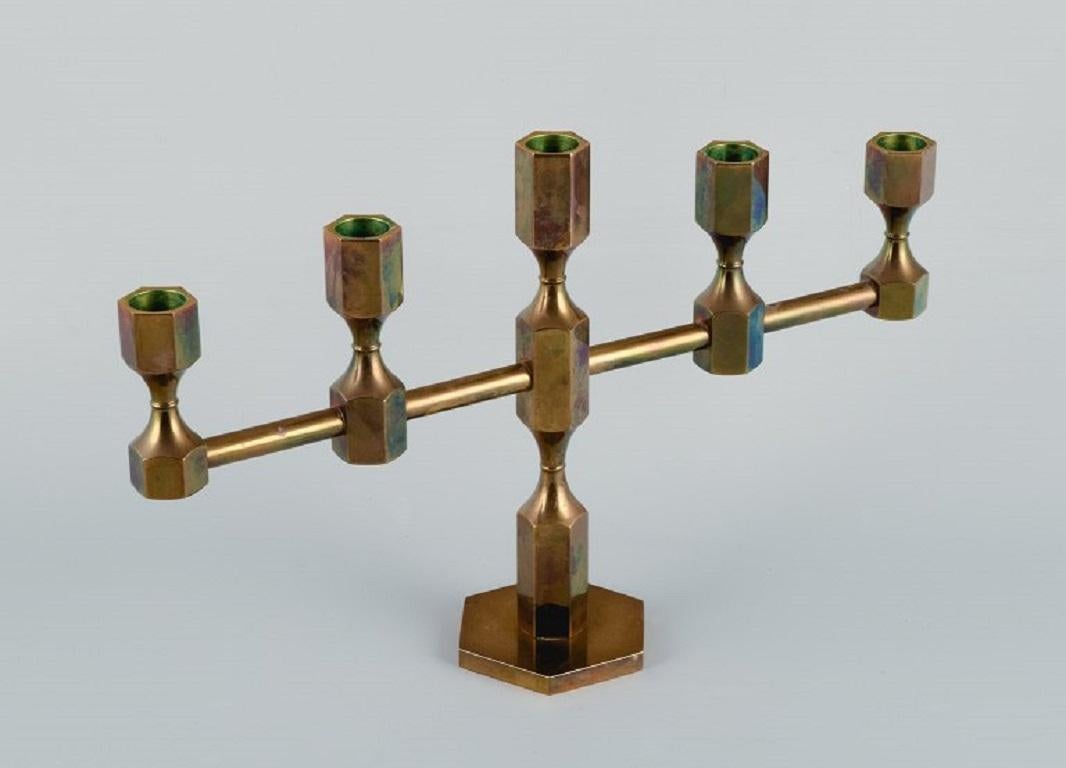 Gusum, Metallslöjd, brass candlestick for five candles.
Swedish modernist design.
1977.
Marked.
In excellent condition.
Fits candles of 2.0 cm.
Dimensions: L 37.0 x H 23.0 cm.