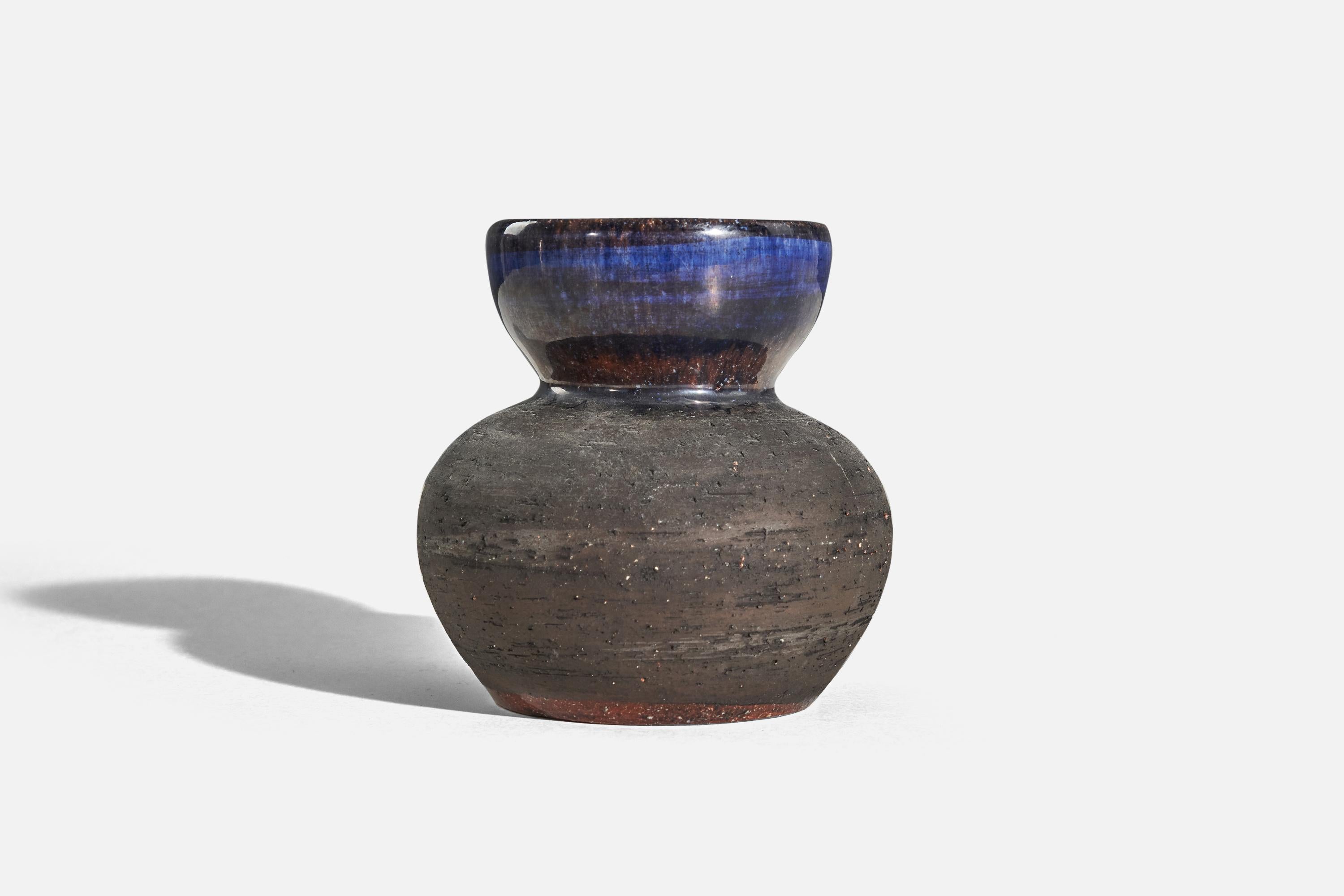 Gusztav and Ulla Kraitz, Vase, Dark Blue-Glazed Stoneware, Sweden, 1970s In Good Condition For Sale In High Point, NC