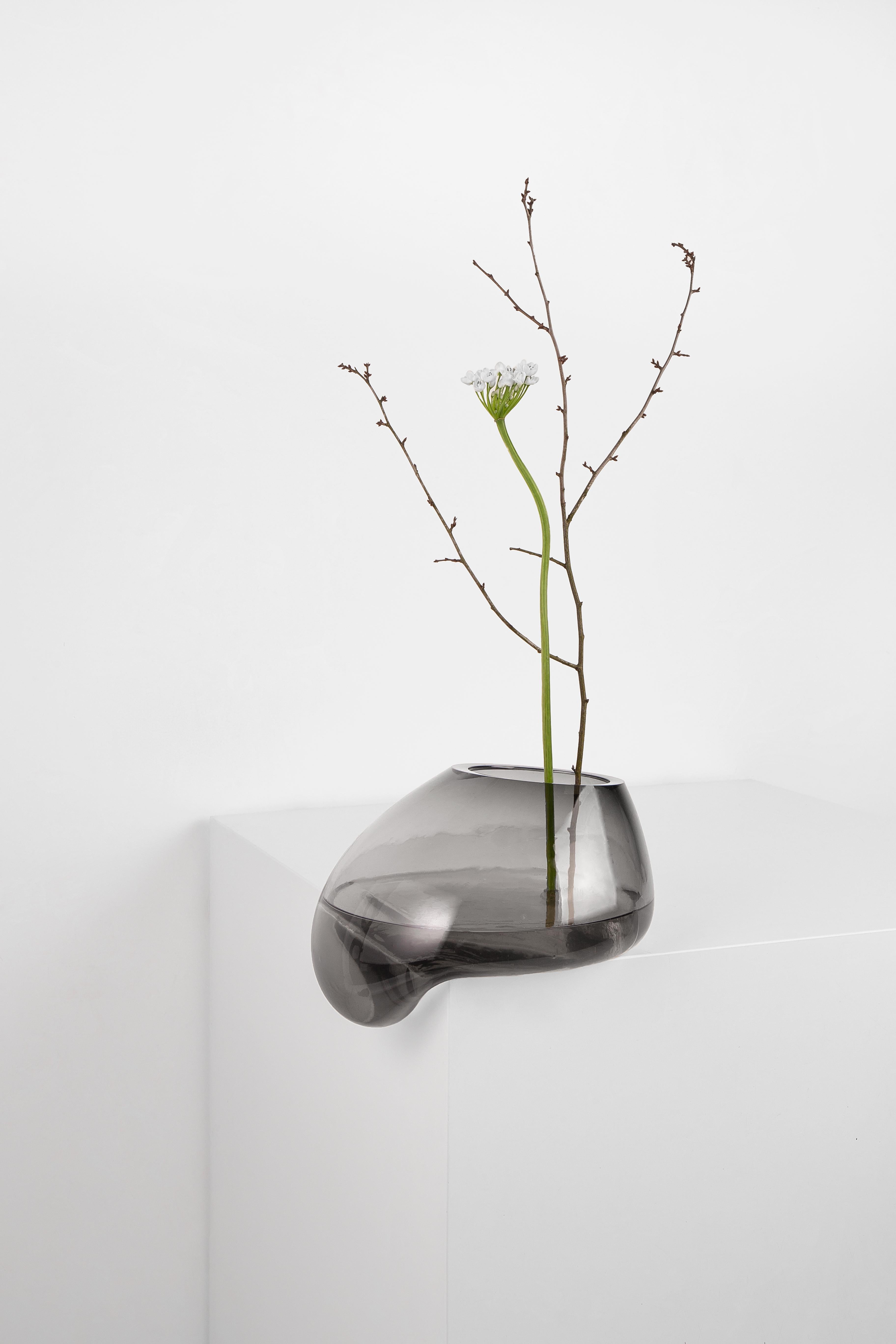 Vaso di gutta CS3 di NOOM
Dimensioni: L 24 x P 27 x H 22 cm 
Materiali: Vetro soffiato grigio neutro. 

I vasi scultorei in vetro 