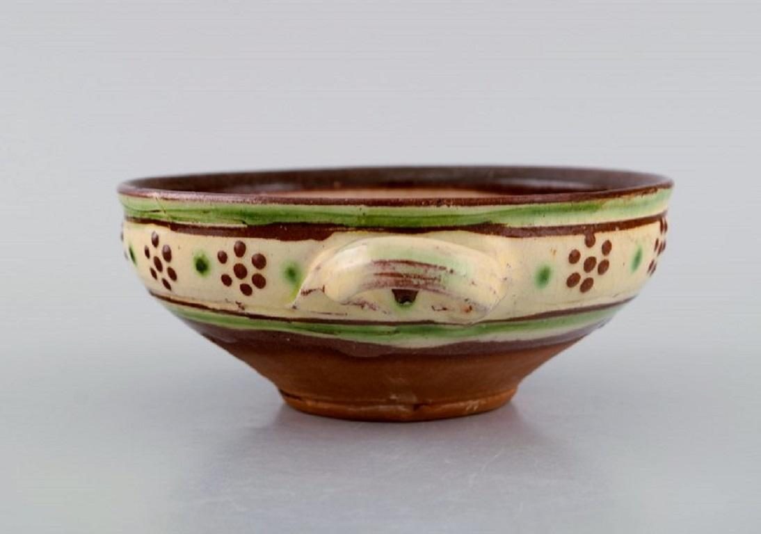Gutte Eriksen (1918-2008), own workshop. Ear bowl with handles in glazed stoneware. 
Danish design, mid 20th century.
Measures: 16.5 x 5.5 cm.
In excellent condition.
Signed.