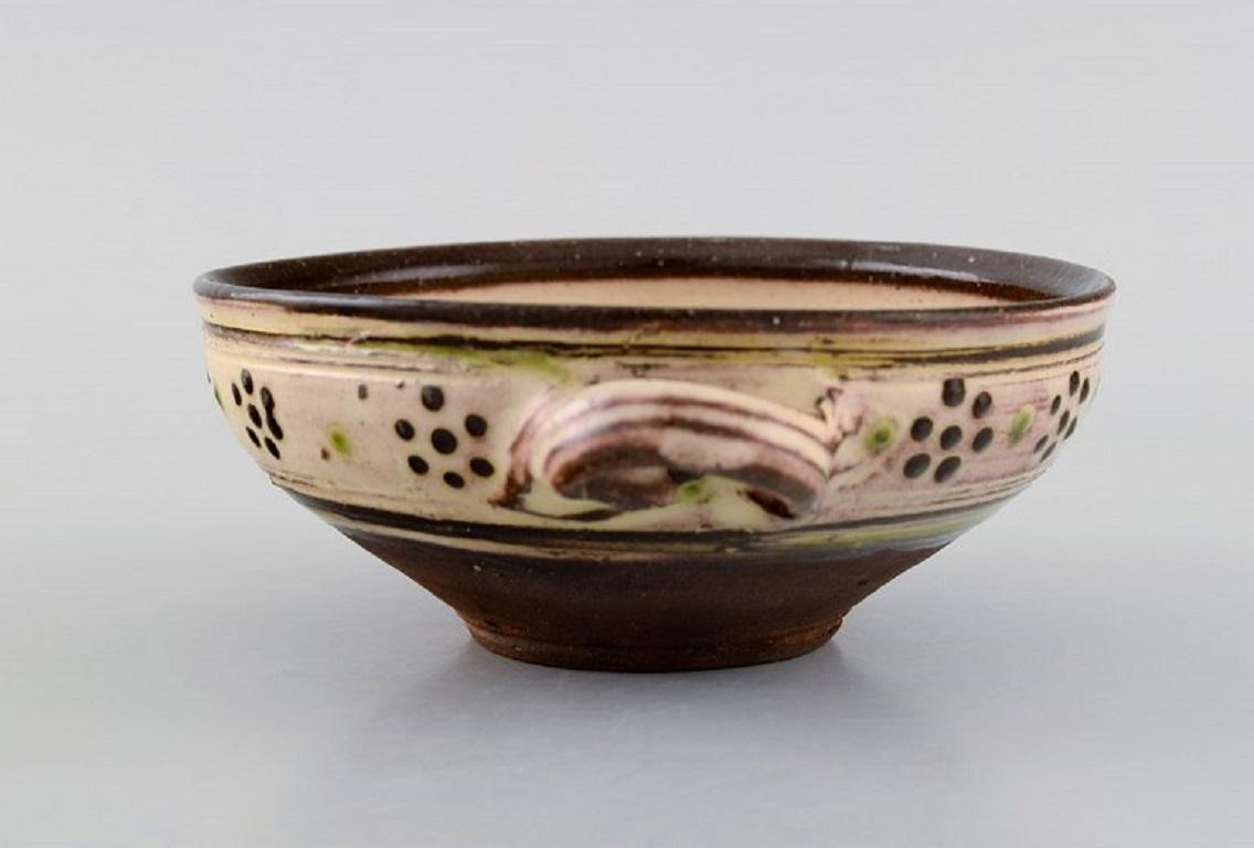 Gutte Eriksen (1918-2008), own workshop. Ear bowl with handles in glazed stoneware. 
Danish design, mid 20th century.
Measures: 16 x 5.5 cm.
In excellent condition.
Signed.
