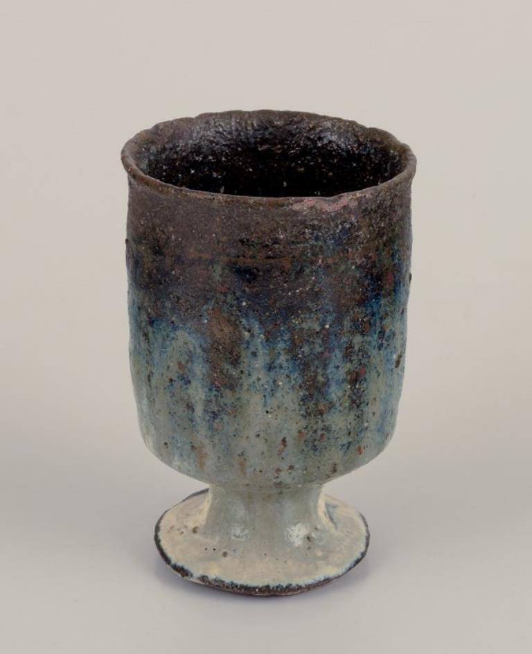 Gutte Eriksen, Danemark.
Deux tasses en céramique, technique raku, glaçure de lave coulante dans les tons bleu-gris.
Vers 1960.
Marqué.
Parfait état.
Dimensions : H 9,0 cm x P 6,0 cm : H 9,0 cm x D 6,0 cm.

Gutte Eriksen était une artiste céramiste
