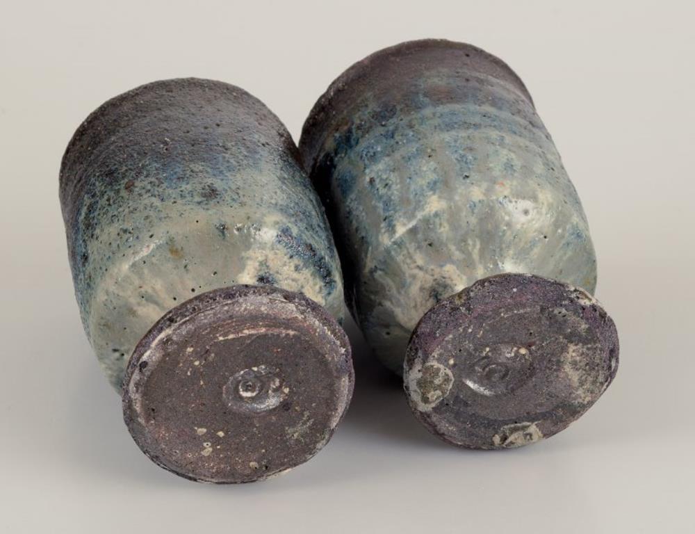 Gutte Eriksen, Danemark. Deux tasses en céramique en technique raku. Environ 1960 Excellent état - En vente à Copenhagen, DK