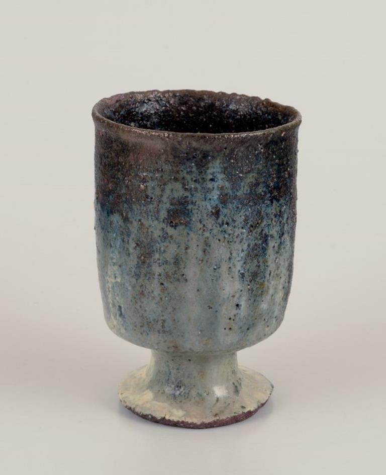 Gutte Eriksen, Danemark.
Deux tasses en céramique, technique raku, glaçure de lave coulante dans les tons bleu-gris.
Vers 1960.
Marqué.
Parfait état.
Le plus grand : H 9,0 cm x D 6,0 cm.

Gutte Eriksen était une artiste céramiste danoise réputée