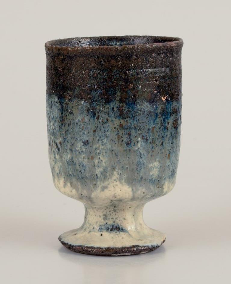 Scandinave moderne Gutte Eriksen, Danemark. Deux tasses en céramique en technique raku. en vente